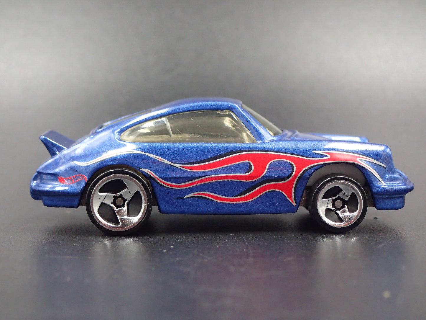 1984-1989 PORSCHE 911 CARRERA 1:64 SCALE COLLECTIBLE DIORAMA DIECAST MODEL CAR