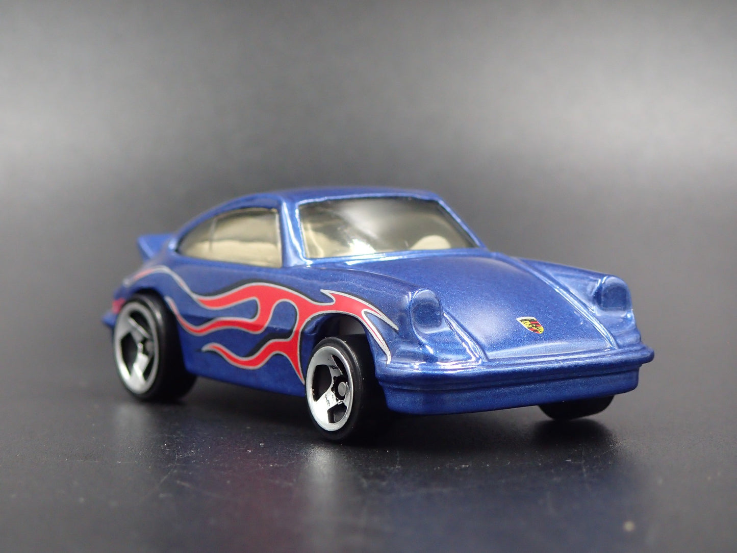 1984-1989 PORSCHE 911 CARRERA 1:64 SCALE COLLECTIBLE DIORAMA DIECAST MODEL CAR