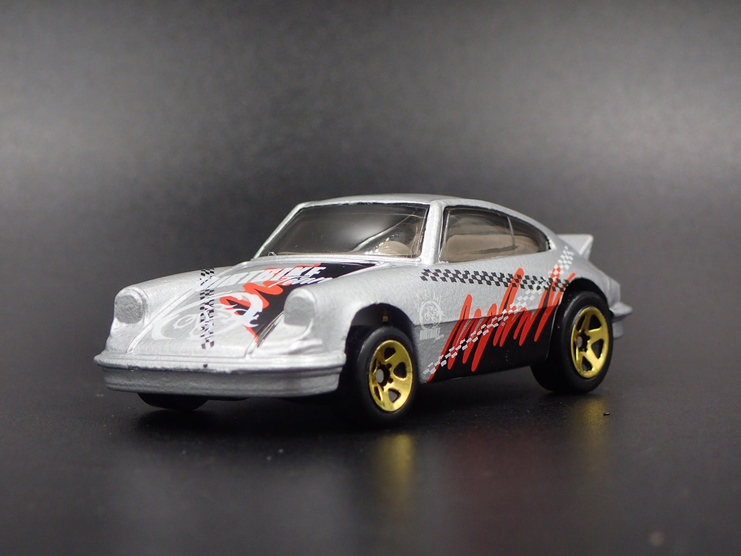 1984-1989 PORSCHE 911 CARRERA 1:64 SCALE COLLECTIBLE DIORAMA DIECAST MODEL CAR