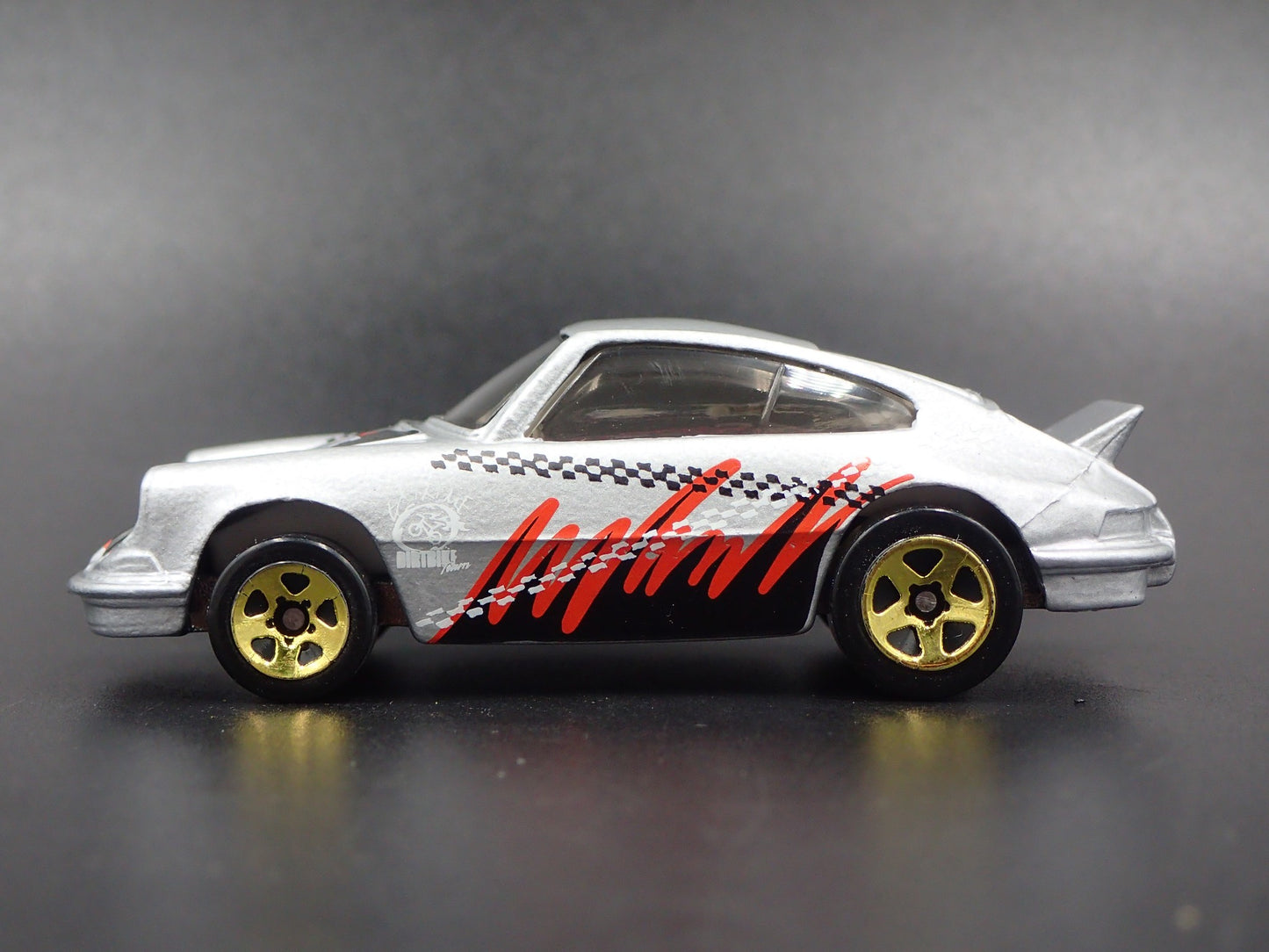 1984-1989 PORSCHE 911 CARRERA 1:64 SCALE COLLECTIBLE DIORAMA DIECAST MODEL CAR