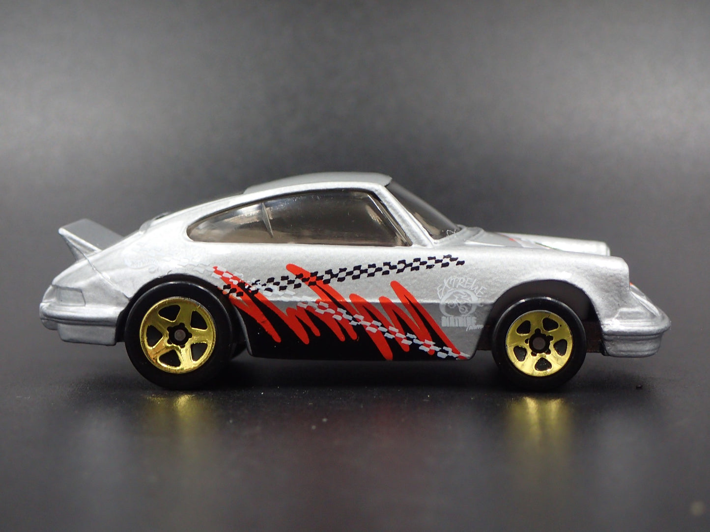 1984-1989 PORSCHE 911 CARRERA 1:64 SCALE COLLECTIBLE DIORAMA DIECAST MODEL CAR