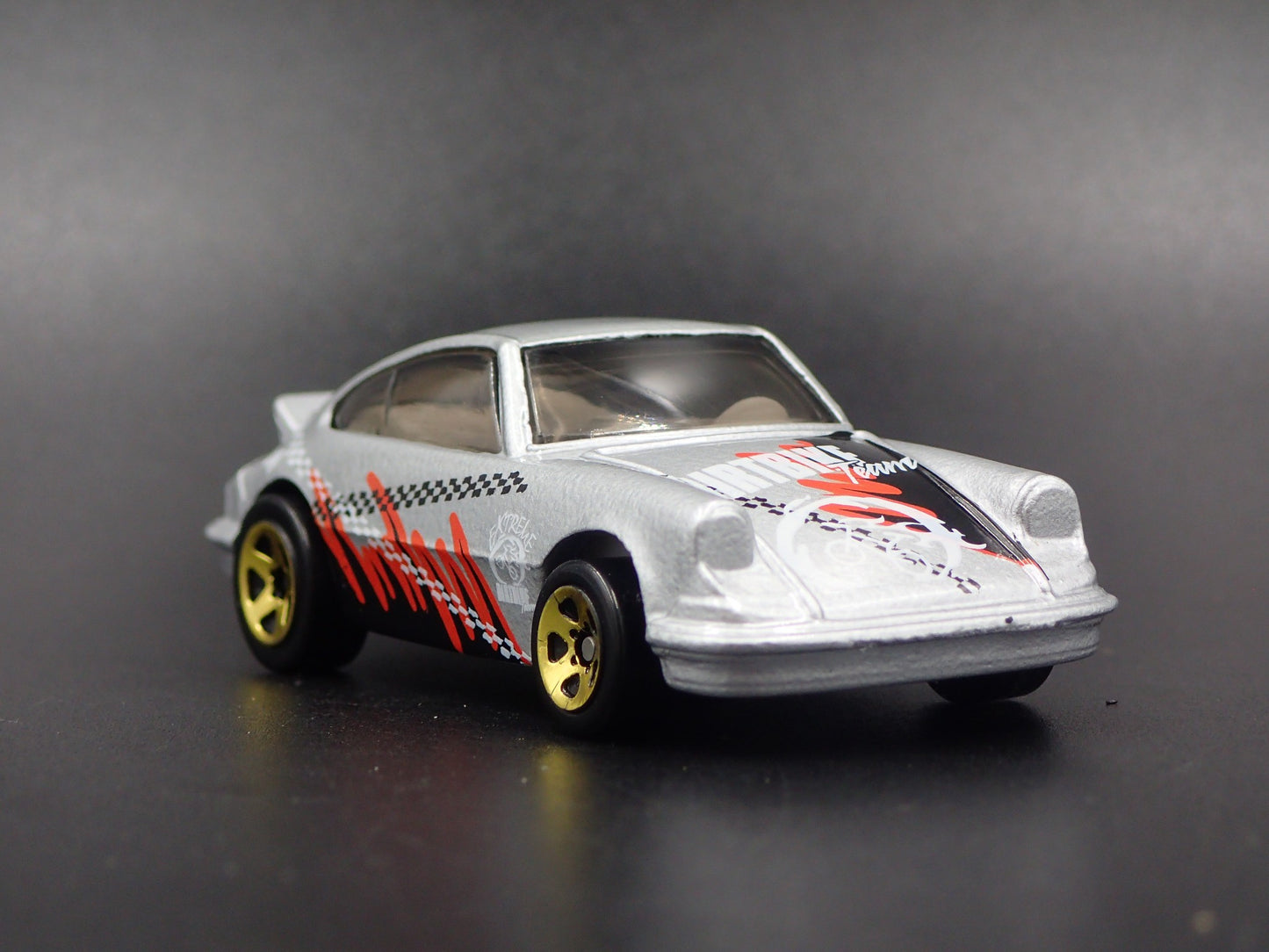 1984-1989 PORSCHE 911 CARRERA 1:64 SCALE COLLECTIBLE DIORAMA DIECAST MODEL CAR
