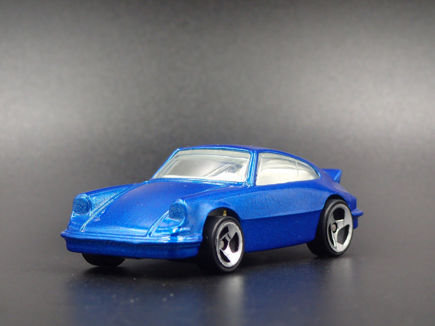 1984-1989 PORSCHE 911 CARRERA 1:64 SCALE COLLECTIBLE DIORAMA DIECAST MODEL CAR