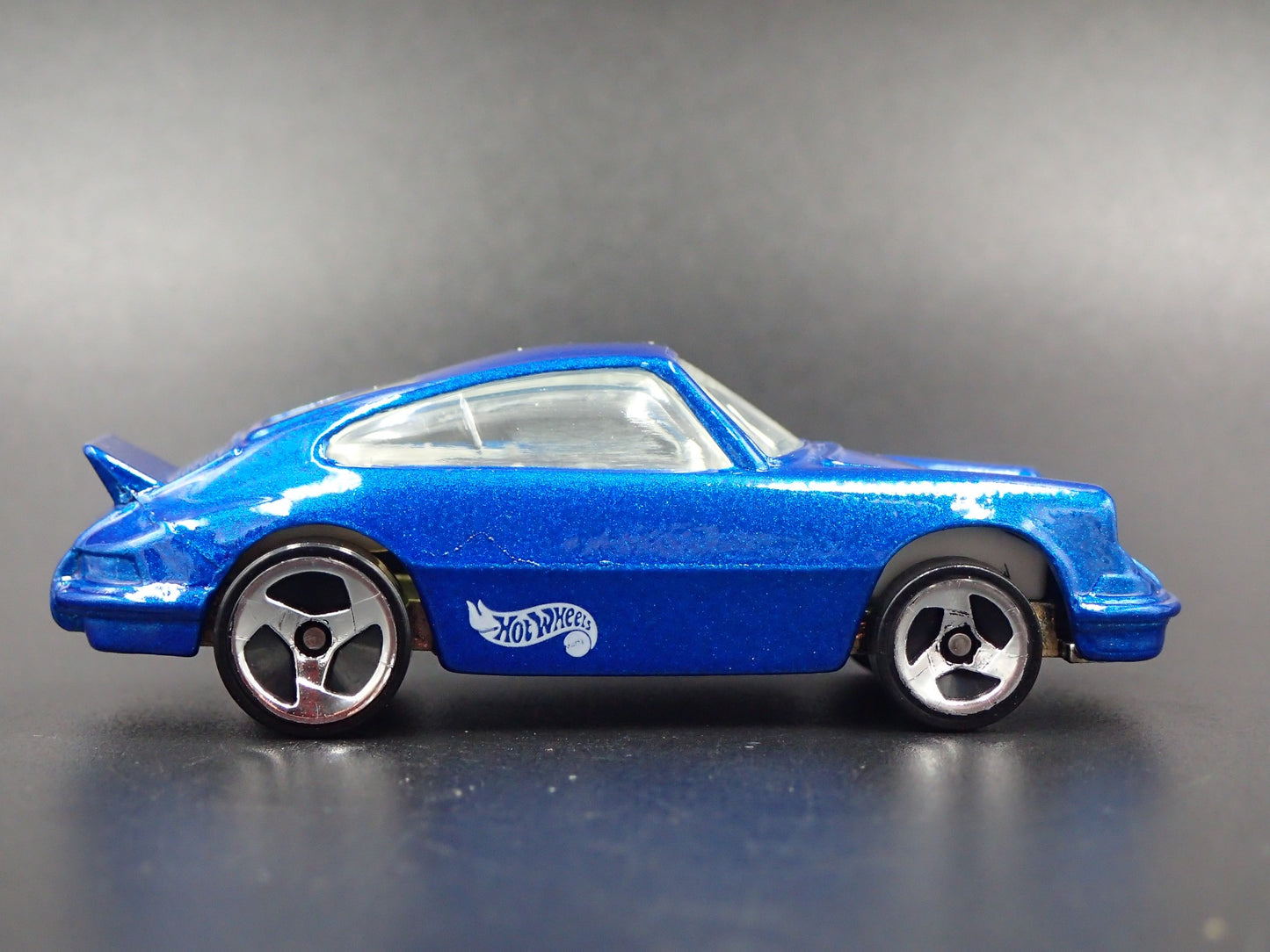 1984-1989 PORSCHE 911 CARRERA 1:64 SCALE COLLECTIBLE DIORAMA DIECAST MODEL CAR