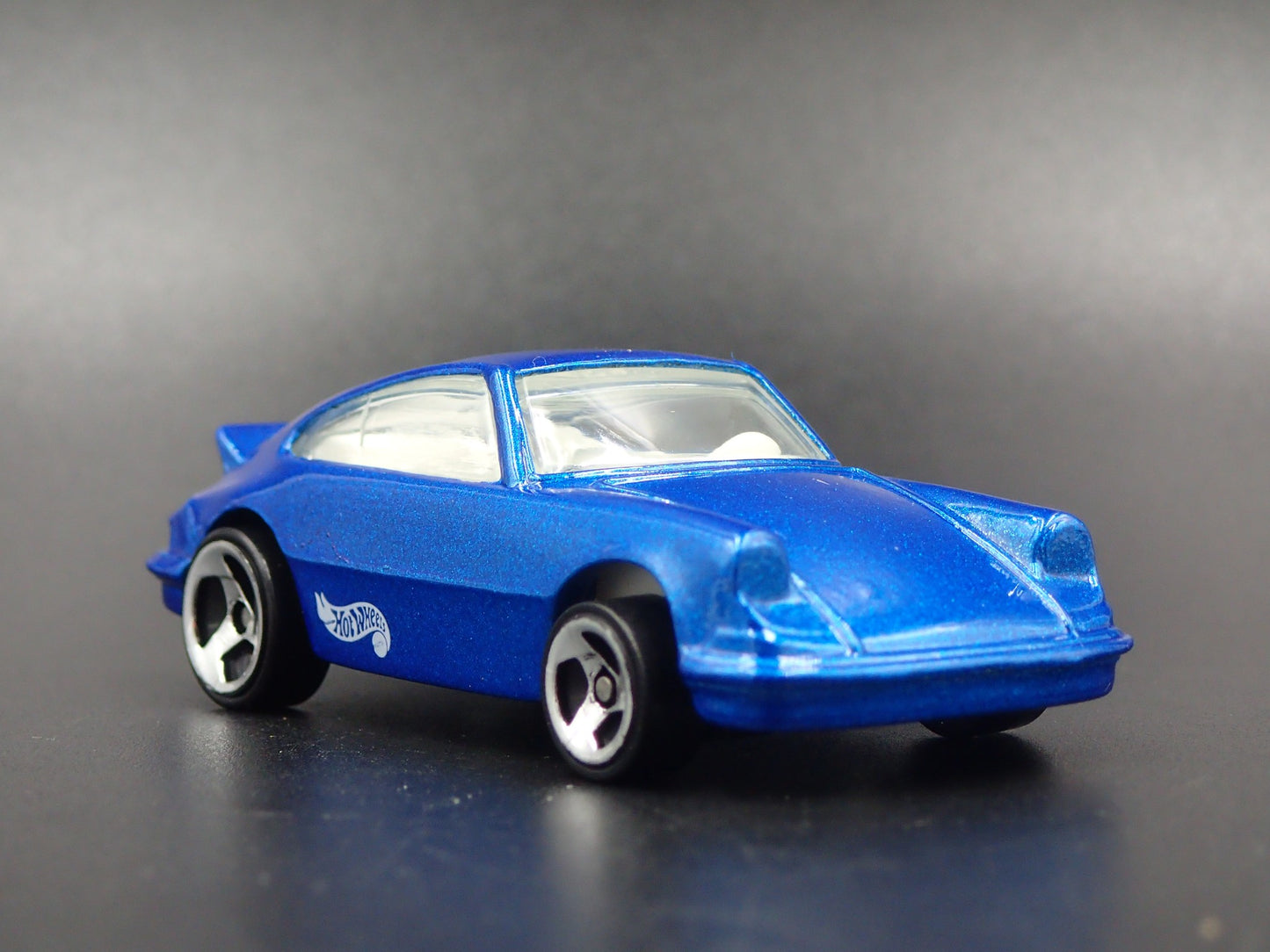 1984-1989 PORSCHE 911 CARRERA 1:64 SCALE COLLECTIBLE DIORAMA DIECAST MODEL CAR