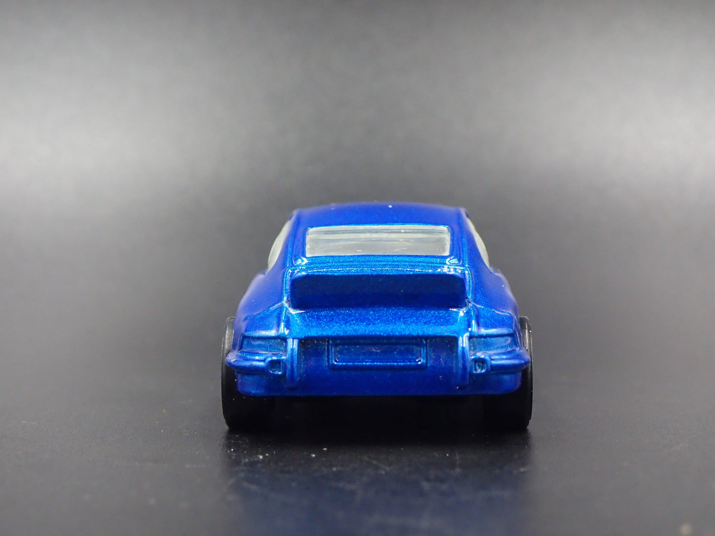 1984-1989 PORSCHE 911 CARRERA 1:64 SCALE COLLECTIBLE DIORAMA DIECAST MODEL CAR