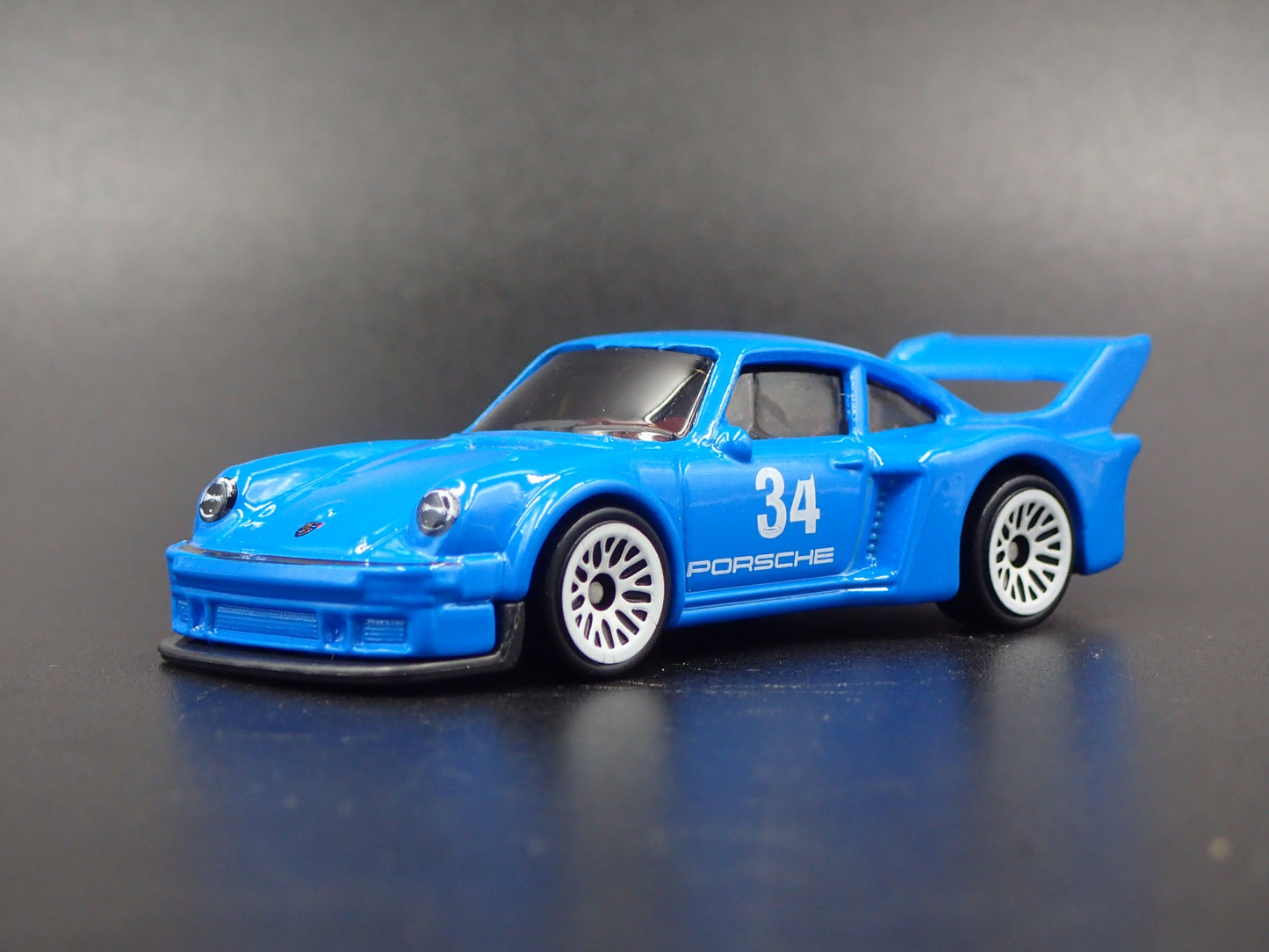 1977 77 PORSCHE 934.5 RACING 1:64 SCALE COLLECTIBLE DIORAMA DIECAST MODEL CAR