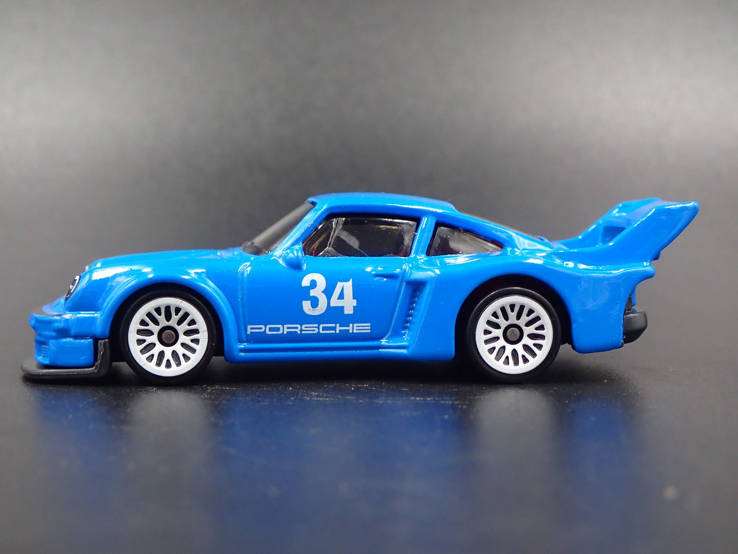 1977 77 PORSCHE 934.5 RACING 1:64 SCALE COLLECTIBLE DIORAMA DIECAST MODEL CAR