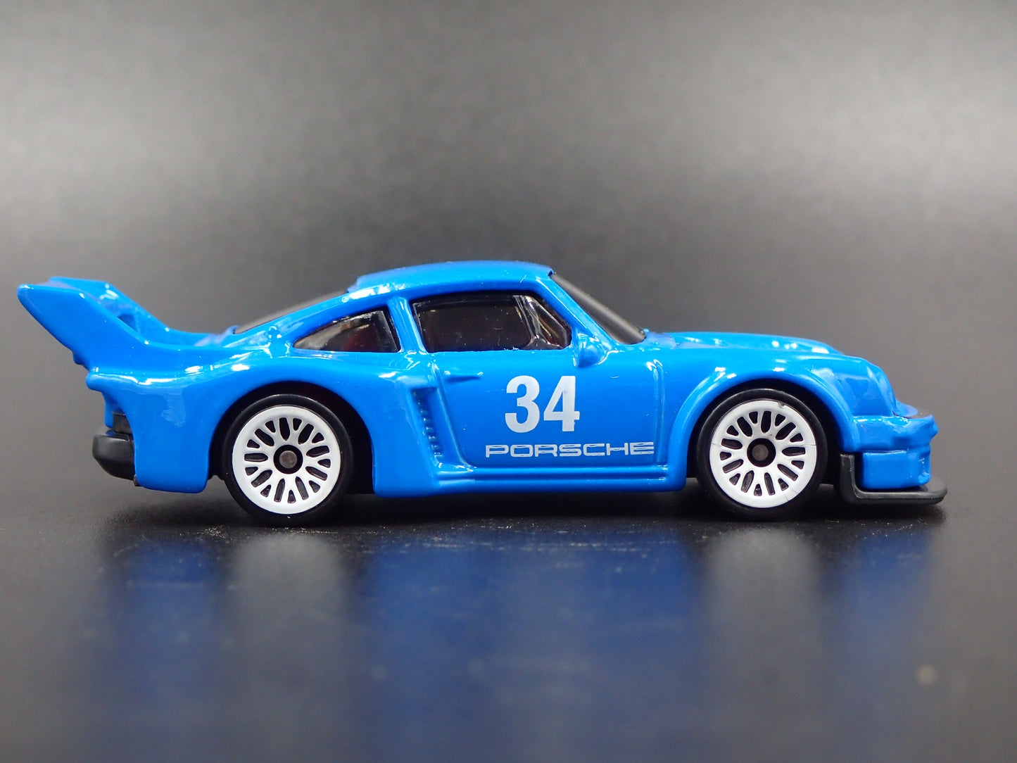 1977 77 PORSCHE 934.5 RACING 1:64 SCALE COLLECTIBLE DIORAMA DIECAST MODEL CAR