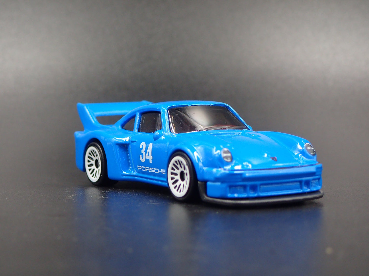 1977 77 PORSCHE 934.5 RACING 1:64 SCALE COLLECTIBLE DIORAMA DIECAST MODEL CAR