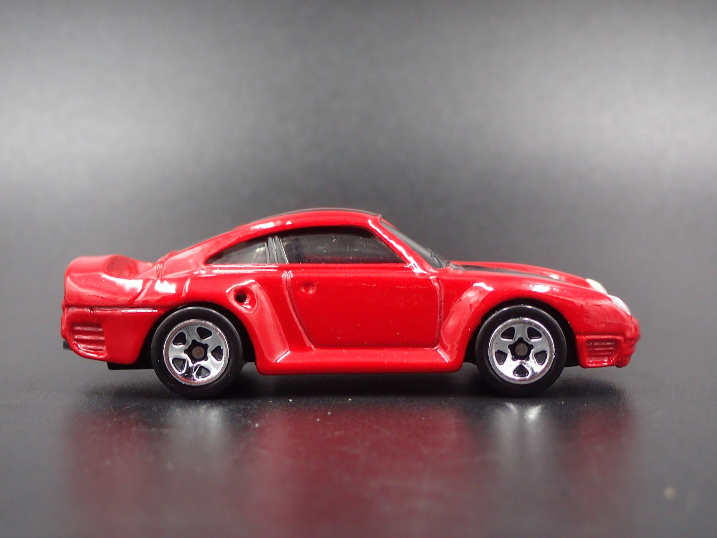 1986-1993 PORSCHE 959 RED 1:64 SCALE COLLECTIBLE DIORAMA DIECAST MODEL CAR
