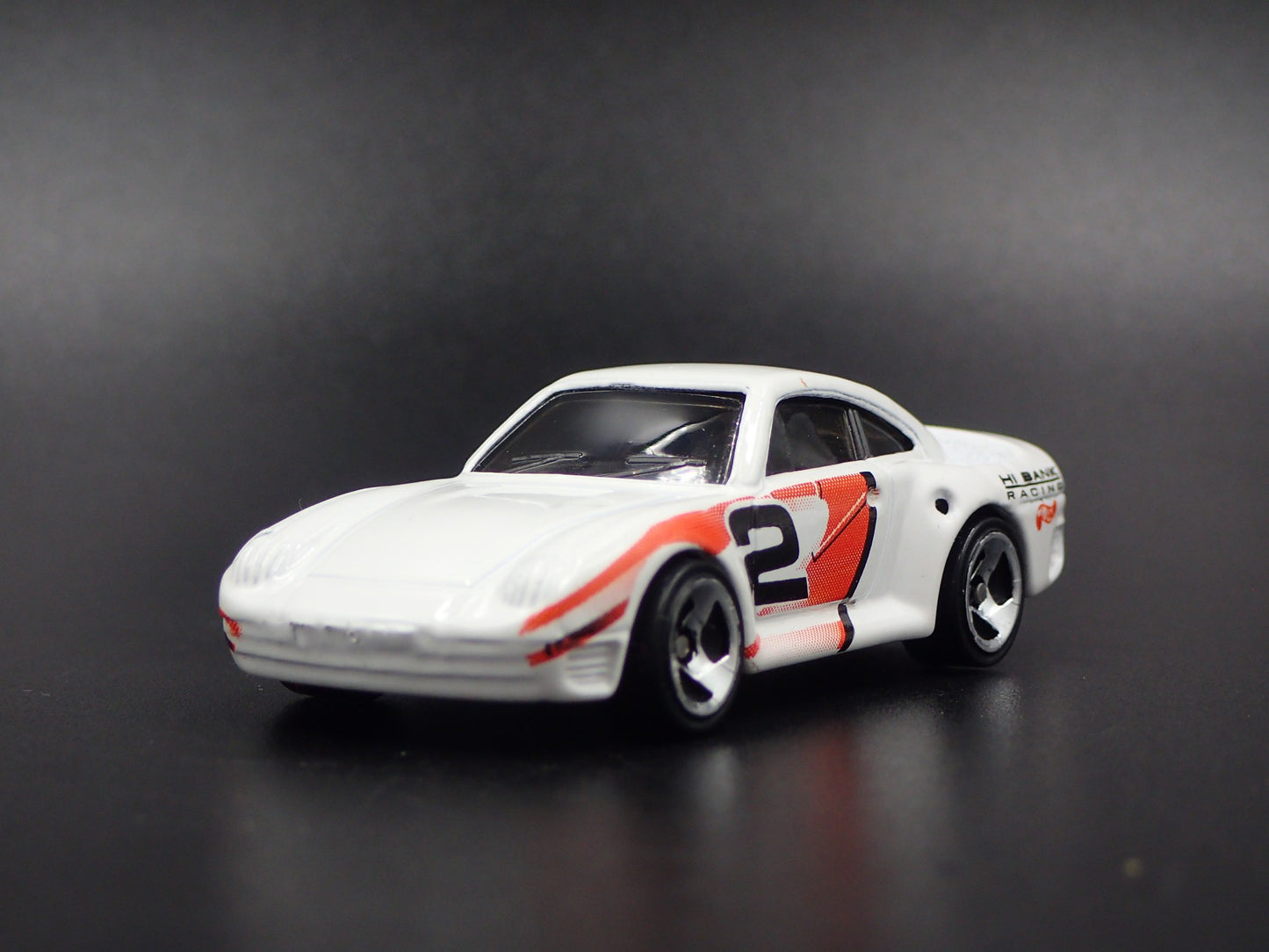 1986-1993 PORSCHE 959 WHITE 1:64 SCALE COLLECTIBLE DIORAMA DIECAST MODEL CAR