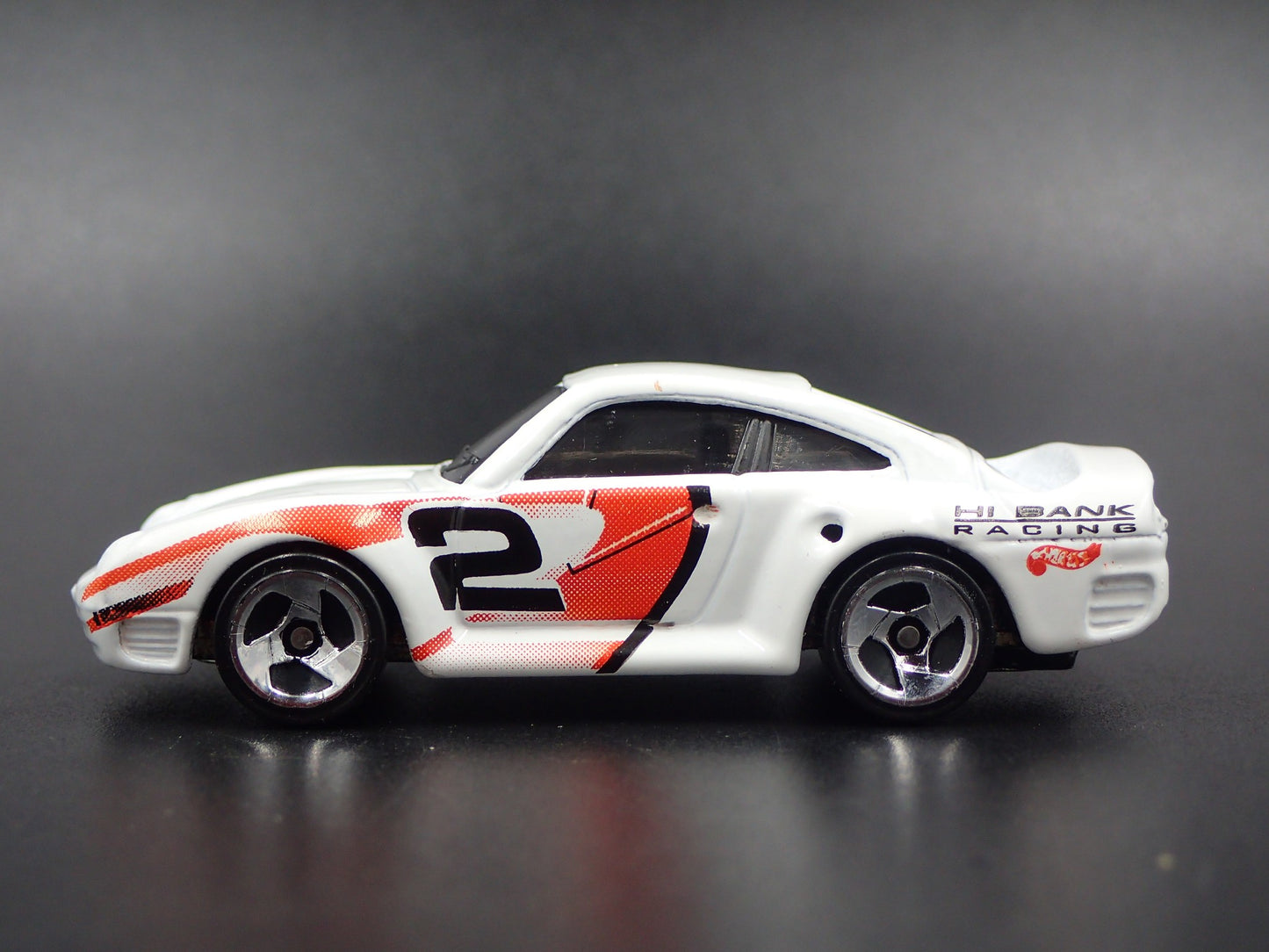 1986-1993 PORSCHE 959 WHITE 1:64 SCALE COLLECTIBLE DIORAMA DIECAST MODEL CAR
