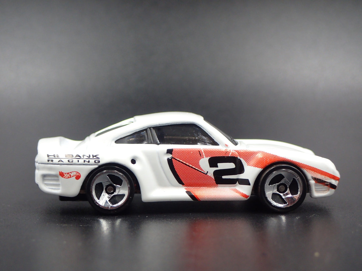 1986-1993 PORSCHE 959 WHITE 1:64 SCALE COLLECTIBLE DIORAMA DIECAST MODEL CAR