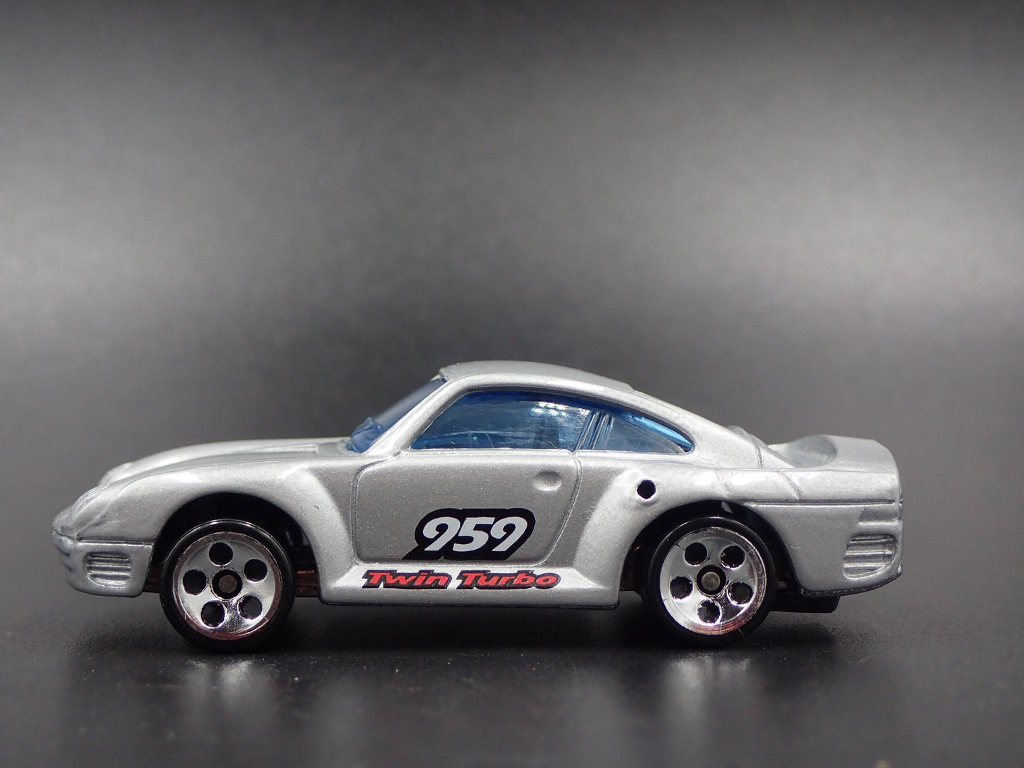 1986-1993 PORSCHE 959 SILVER 1:64 SCALE COLLECTIBLE DIORAMA DIECAST MODEL CAR