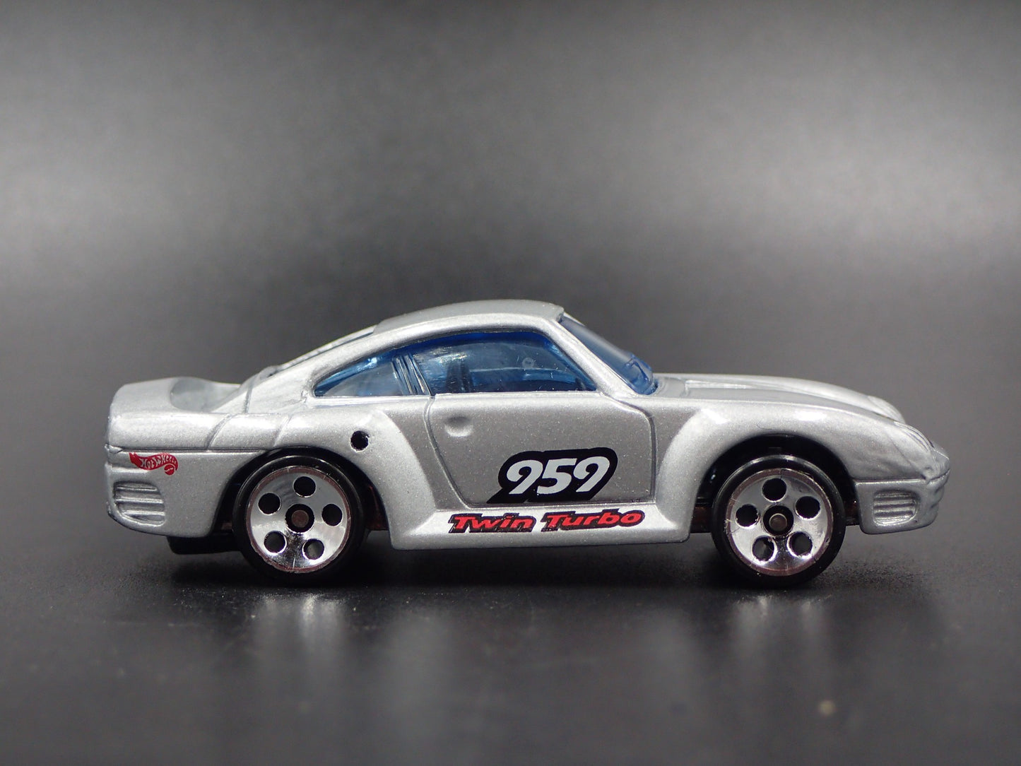 1986-1993 PORSCHE 959 SILVER 1:64 SCALE COLLECTIBLE DIORAMA DIECAST MODEL CAR