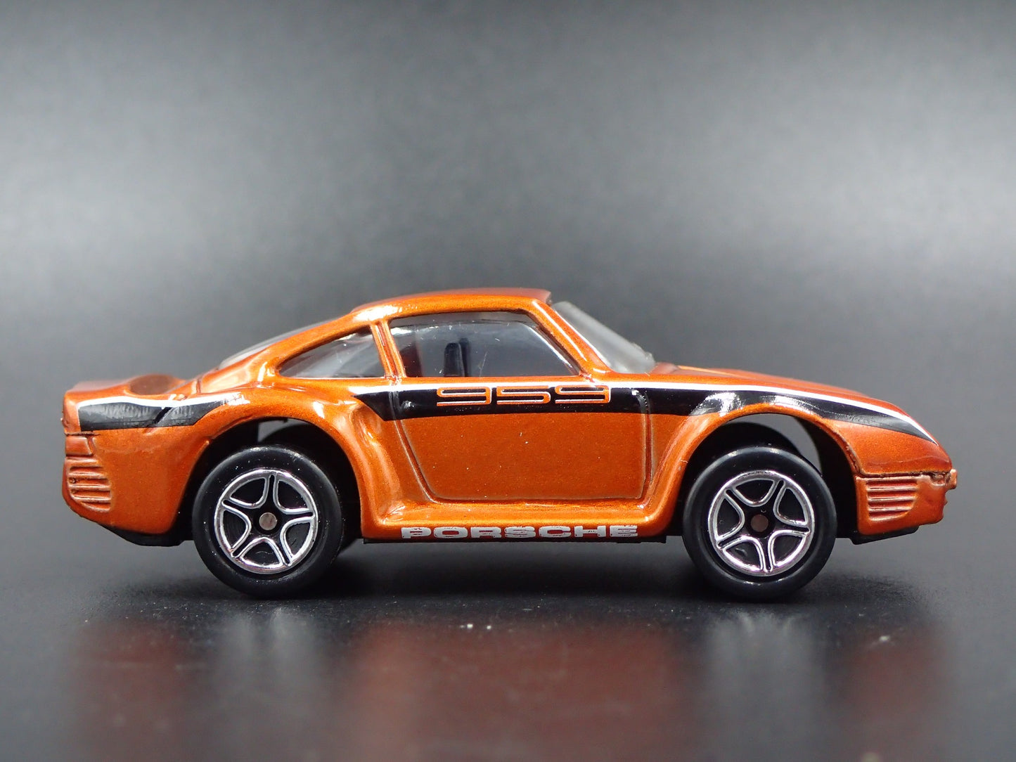 1986-1993 PORSCHE 959 ORANGE 1:64 SCALE COLLECTIBLE DIORAMA DIECAST MODEL CAR