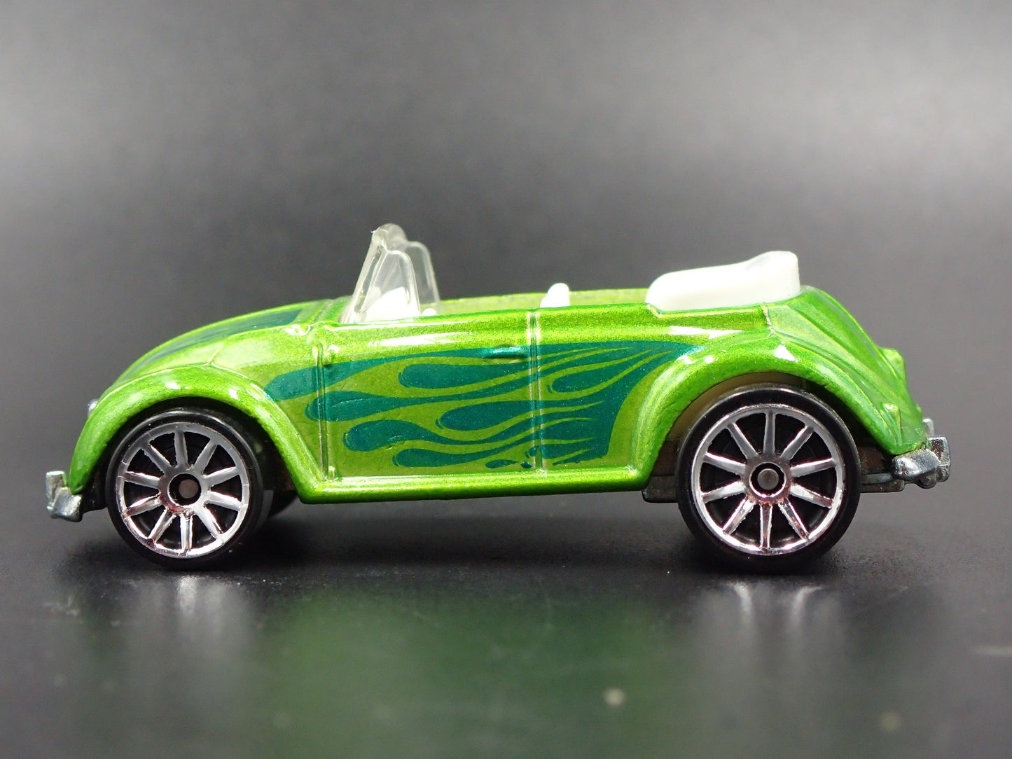 1949 VW VOLKSWAGEN BEETLE BUG CONVERTIBLE 1:64 SCALE DIORAMA DIECAST MODEL CAR