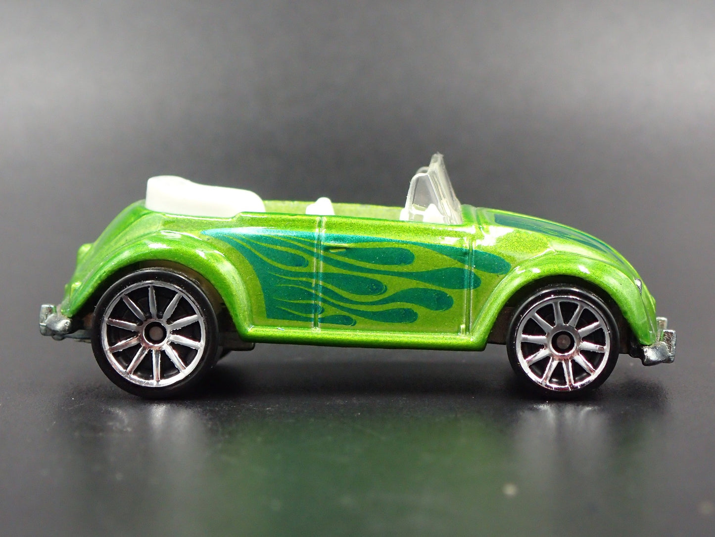 1949 VW VOLKSWAGEN BEETLE BUG CONVERTIBLE 1:64 SCALE DIORAMA DIECAST MODEL CAR