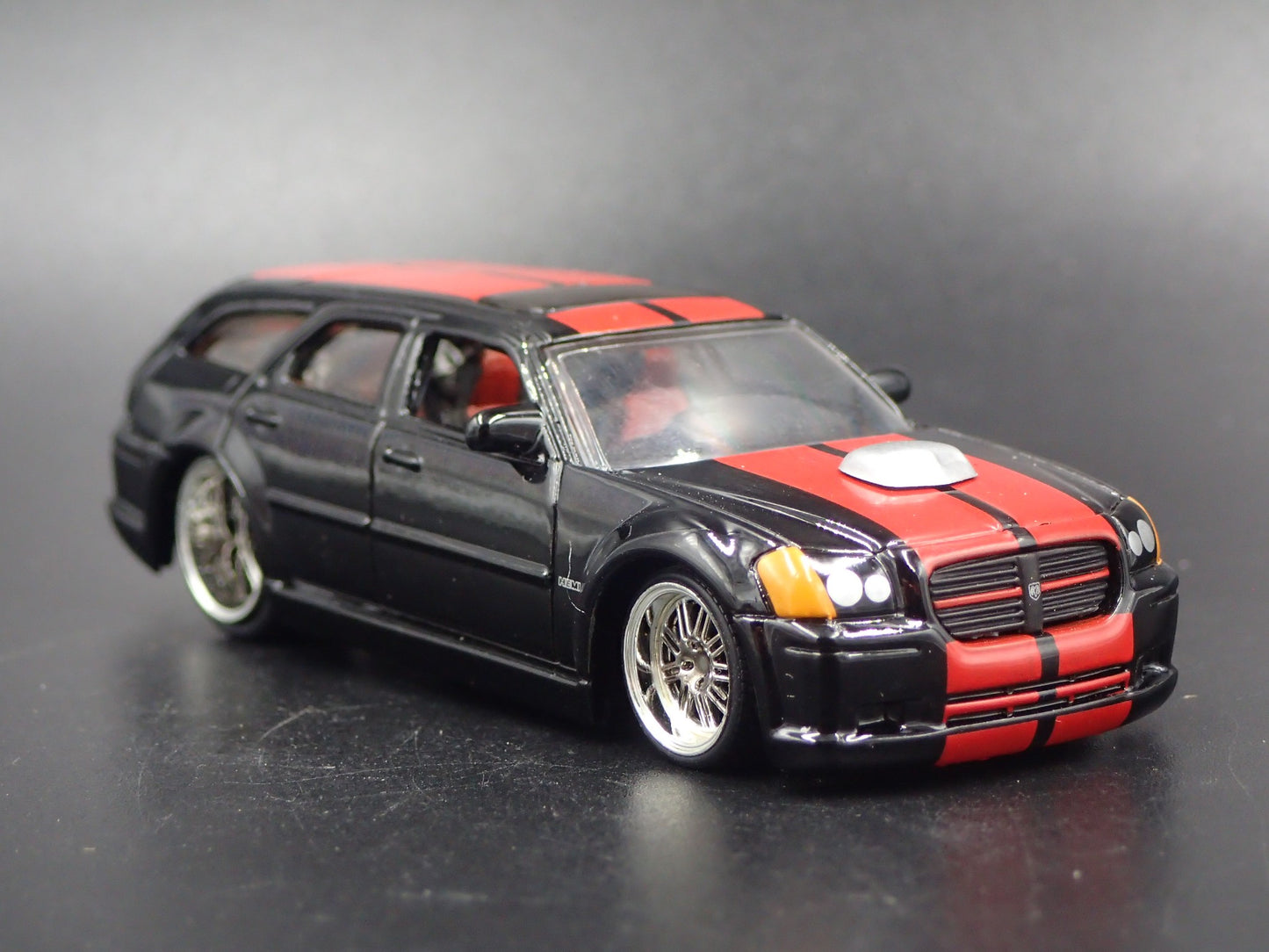 2005-2008 DODGE MAGNUM R/T BLACK 1:64 SCALE COLLECTIBLE DIECAST MODEL CAR