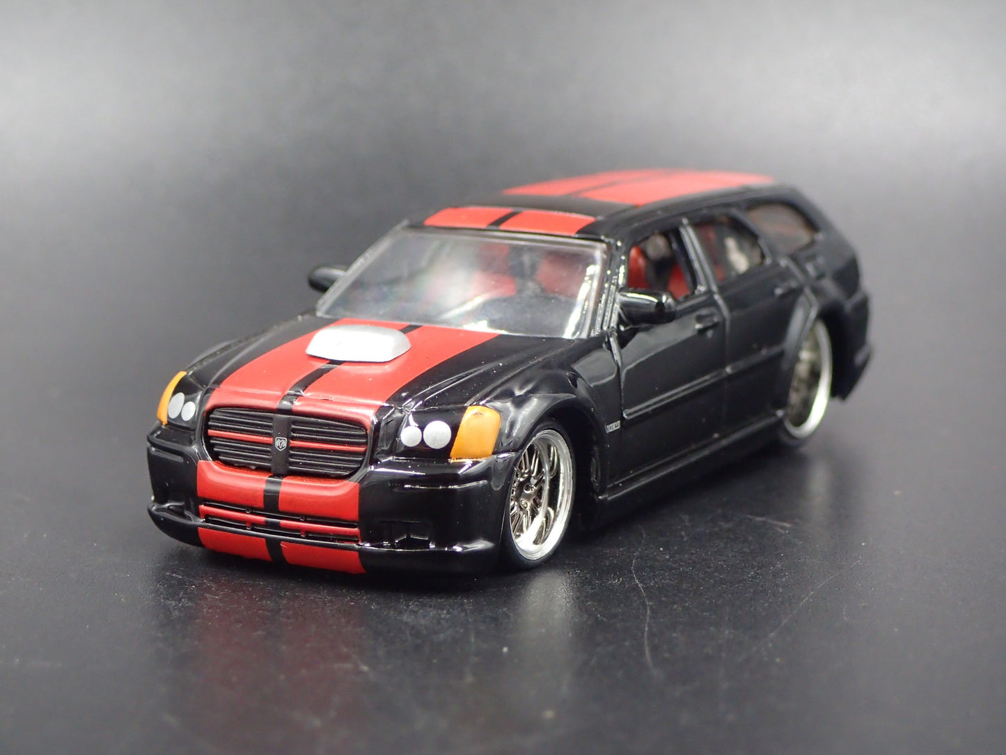 2005-2008 DODGE MAGNUM R/T BLACK 1:64 SCALE COLLECTIBLE DIECAST MODEL CAR