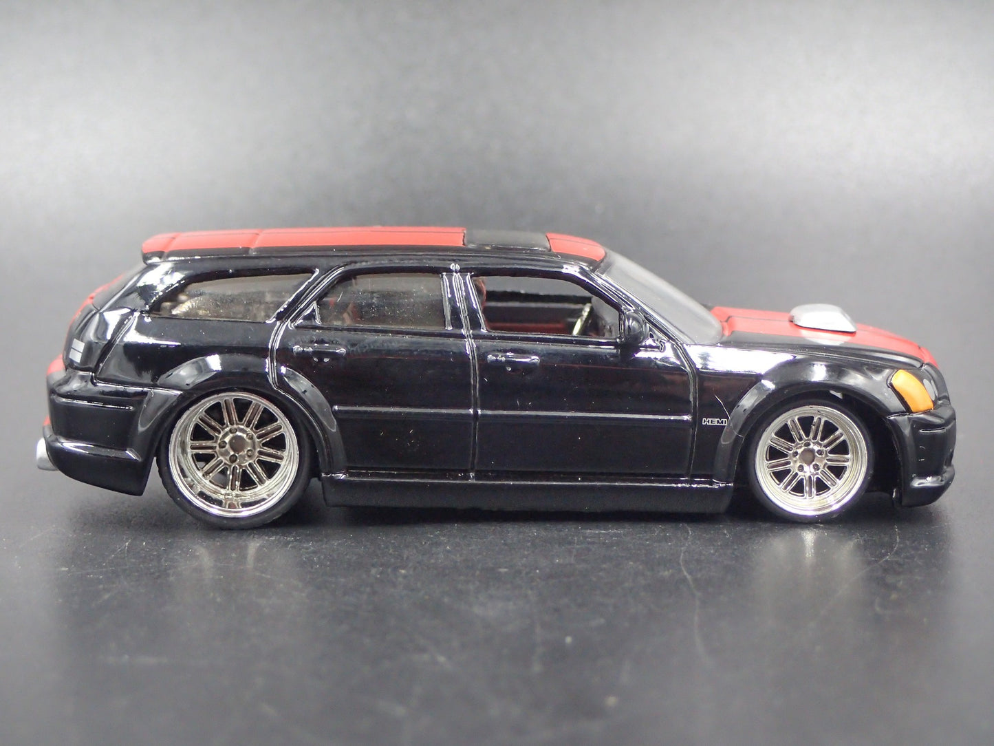 2005-2008 DODGE MAGNUM R/T BLACK 1:64 SCALE COLLECTIBLE DIECAST MODEL CAR