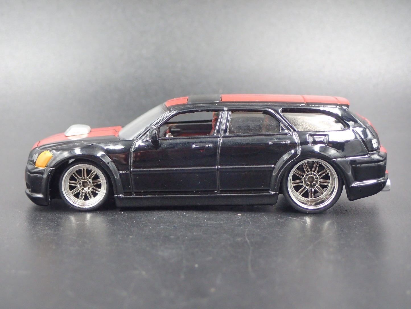 2005-2008 DODGE MAGNUM R/T BLACK 1:64 SCALE COLLECTIBLE DIECAST MODEL CAR