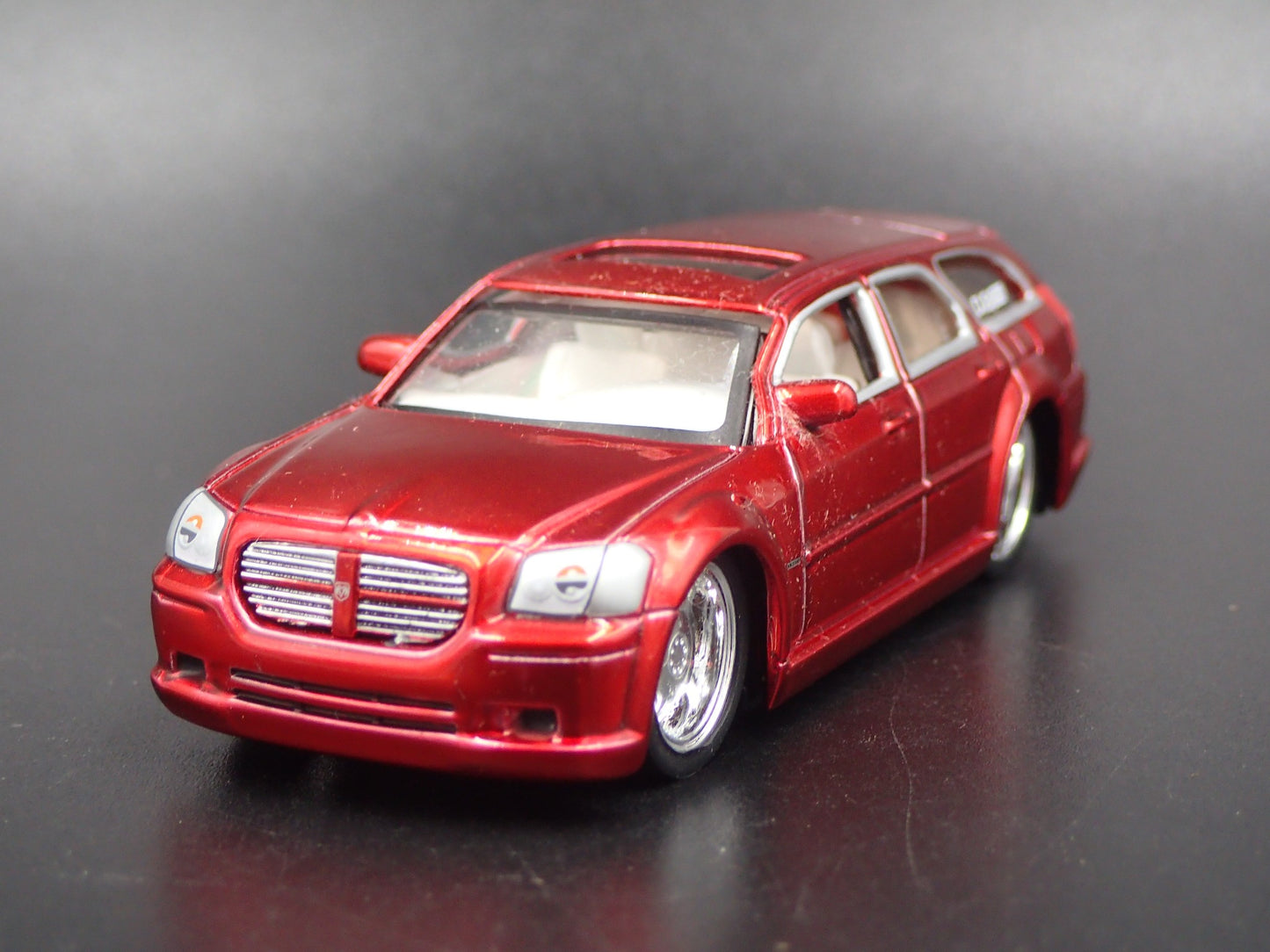2005-2008 DODGE MAGNUM R/T RED 1:64 SCALE COLLECTIBLE DIORAMA DIECAST MODEL CAR