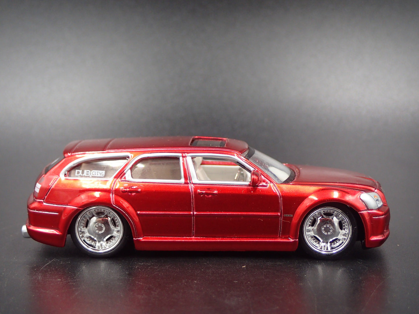 2005-2008 DODGE MAGNUM R/T RED 1:64 SCALE COLLECTIBLE DIORAMA DIECAST MODEL CAR
