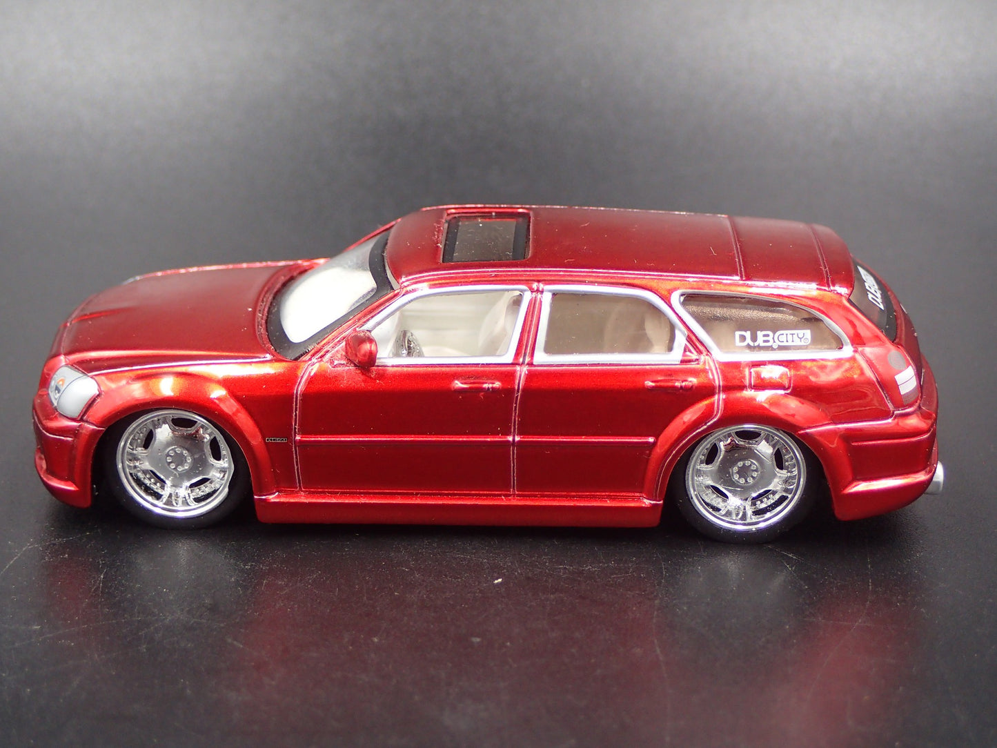 2005-2008 DODGE MAGNUM R/T RED 1:64 SCALE COLLECTIBLE DIORAMA DIECAST MODEL CAR