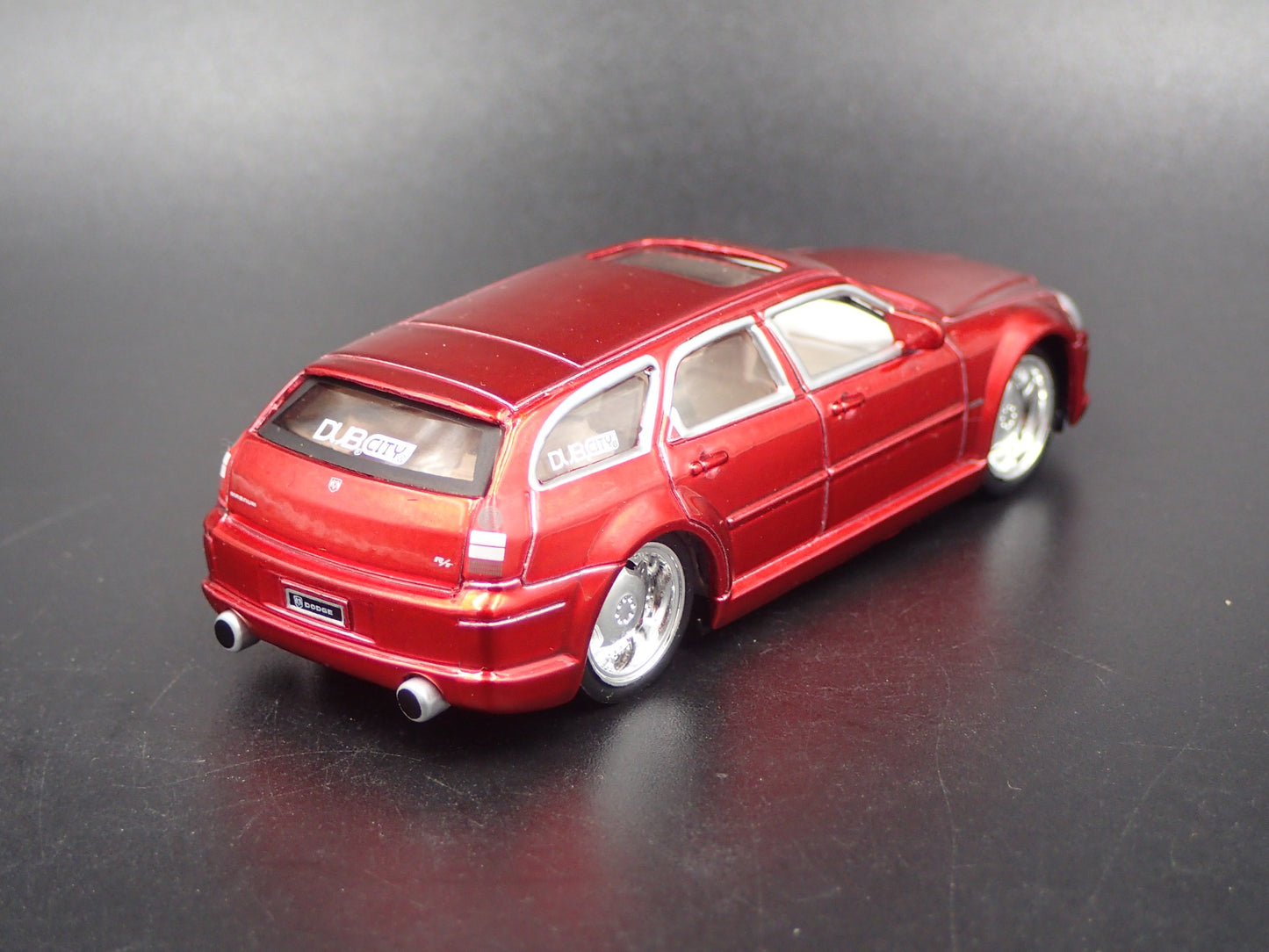 2005-2008 DODGE MAGNUM R/T RED 1:64 SCALE COLLECTIBLE DIORAMA DIECAST MODEL CAR