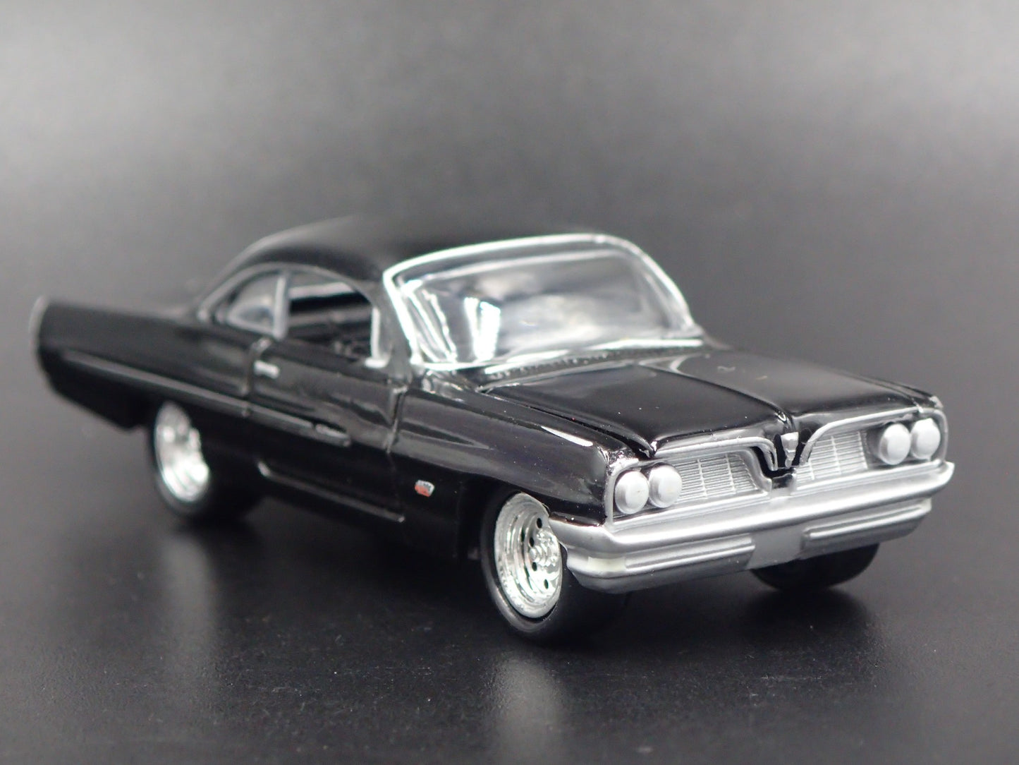 1961 61 PONTIAC CATALINA BLACK 1:64 SCALE COLLECTIBLE DIORAMA DIECAST MODEL CAR