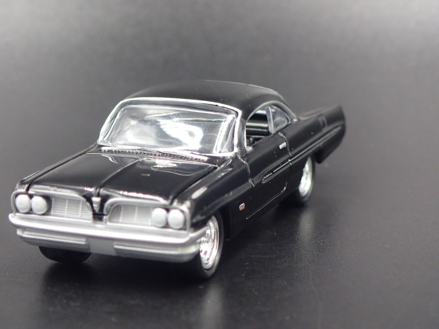 1961 61 PONTIAC CATALINA BLACK 1:64 SCALE COLLECTIBLE DIORAMA DIECAST MODEL CAR