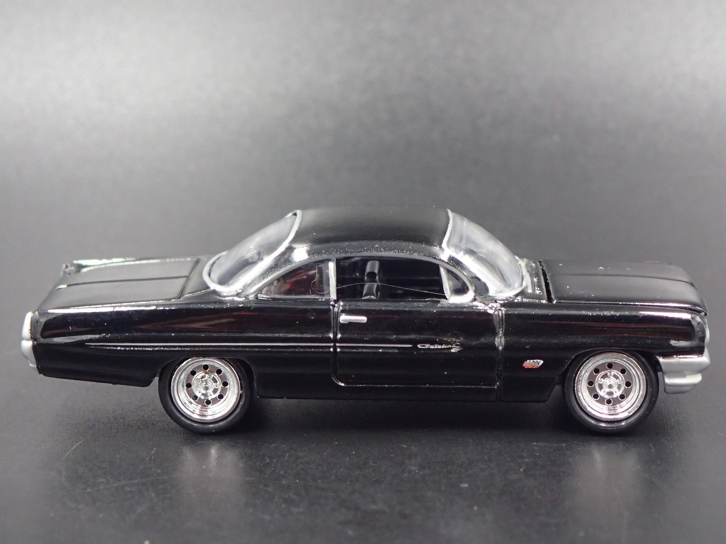 1961 61 PONTIAC CATALINA BLACK 1:64 SCALE COLLECTIBLE DIORAMA DIECAST MODEL CAR