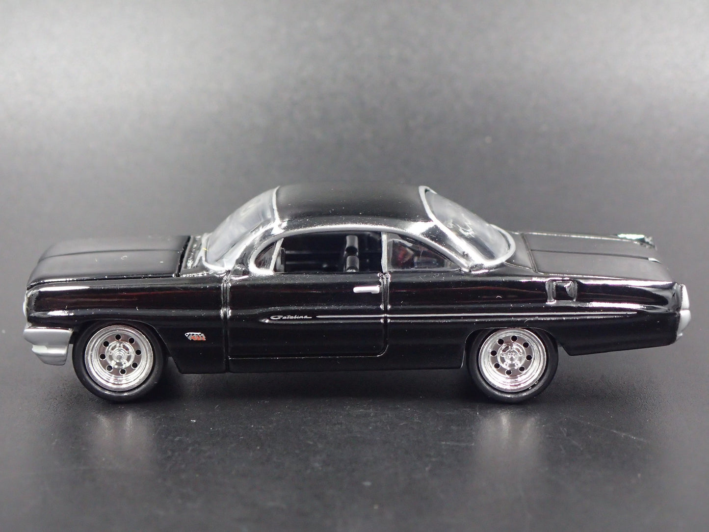 1961 61 PONTIAC CATALINA BLACK 1:64 SCALE COLLECTIBLE DIORAMA DIECAST MODEL CAR