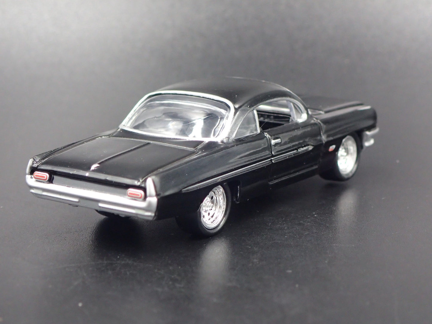 1961 61 PONTIAC CATALINA BLACK 1:64 SCALE COLLECTIBLE DIORAMA DIECAST MODEL CAR
