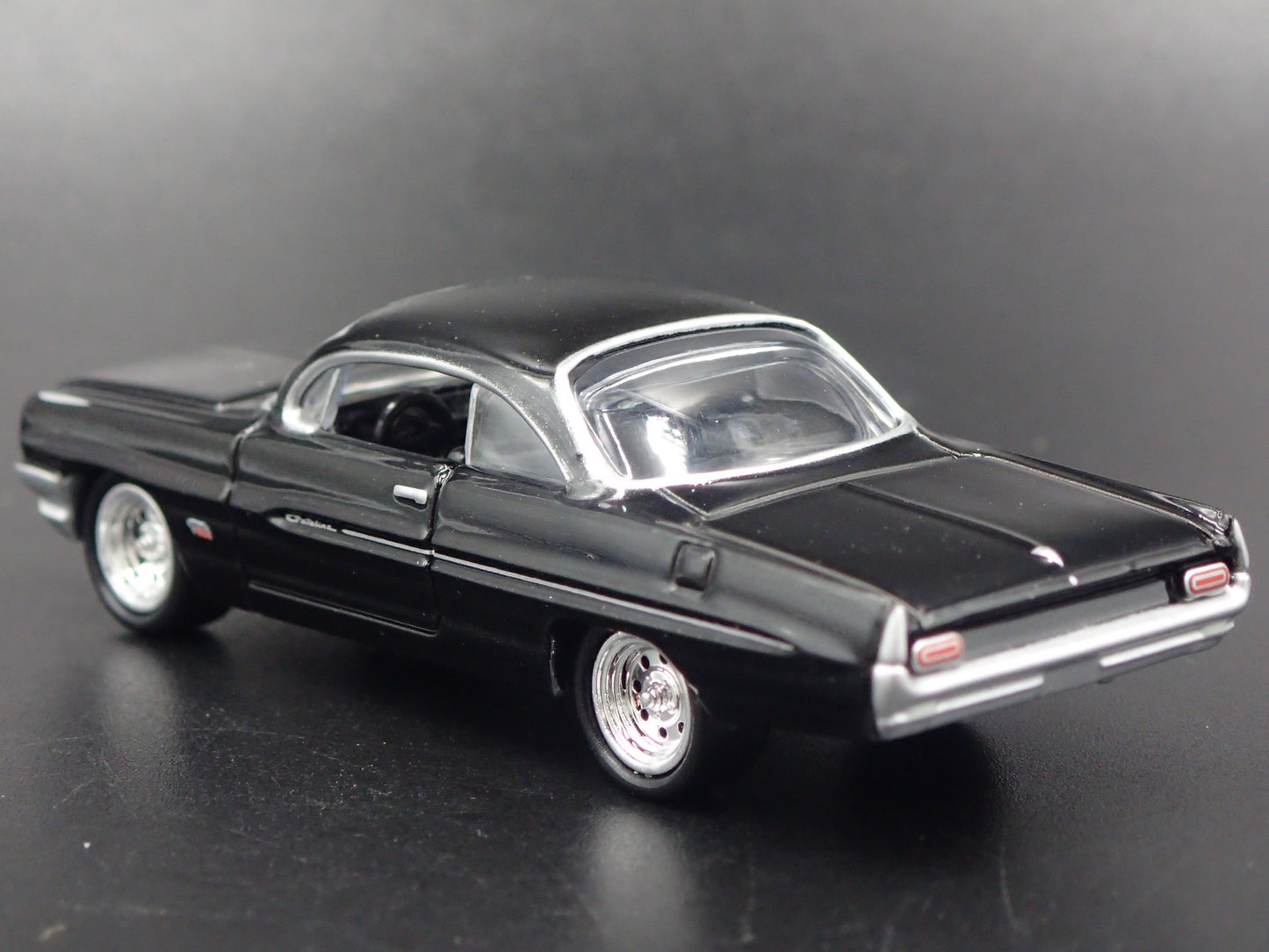 1961 61 PONTIAC CATALINA BLACK 1:64 SCALE COLLECTIBLE DIORAMA DIECAST MODEL CAR