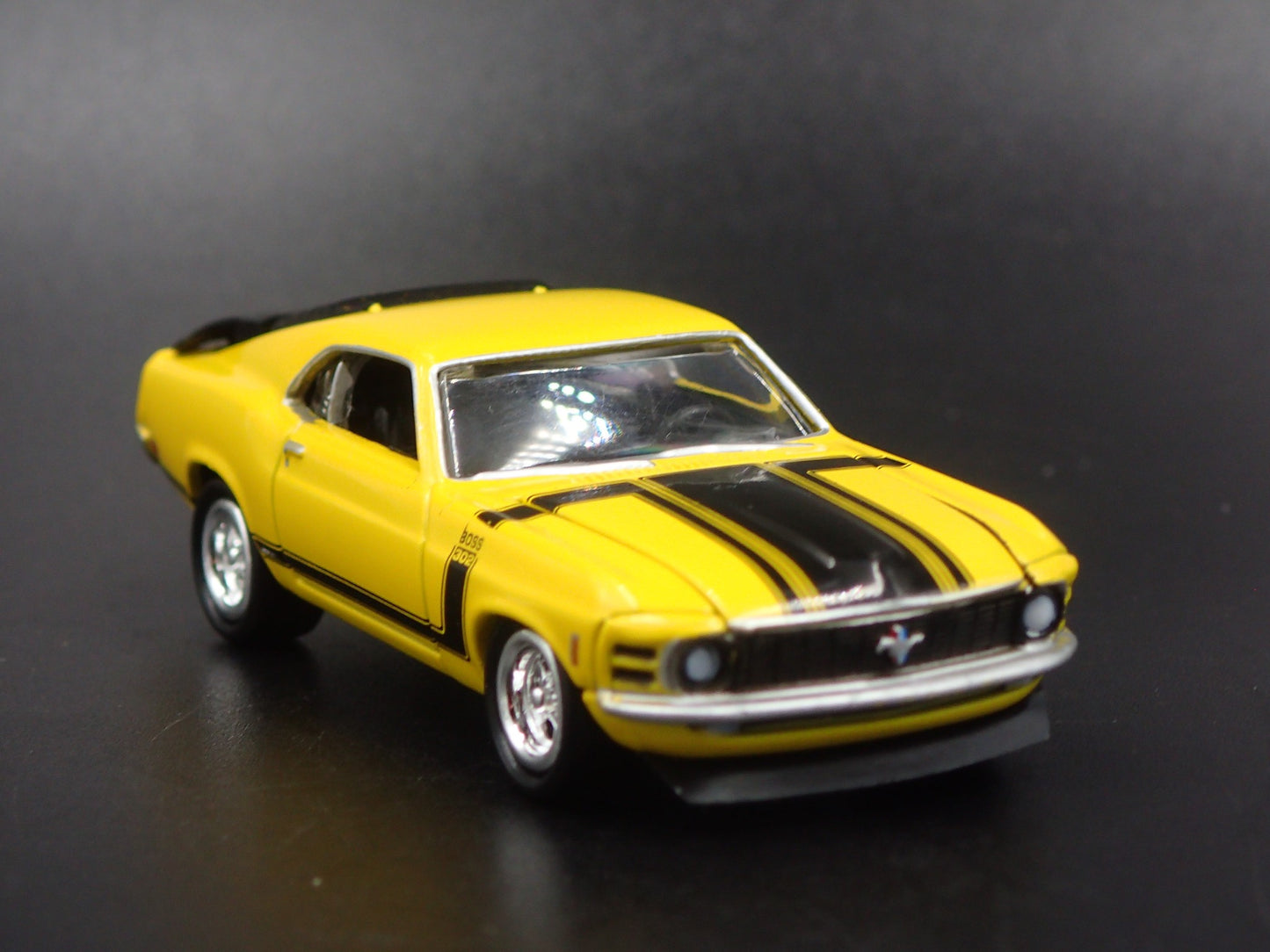 1970 70 FORD MUSTANG BOSS 302 1:64 SCALE COLLECTIBLE DIORAMA DIECAST MODEL CAR