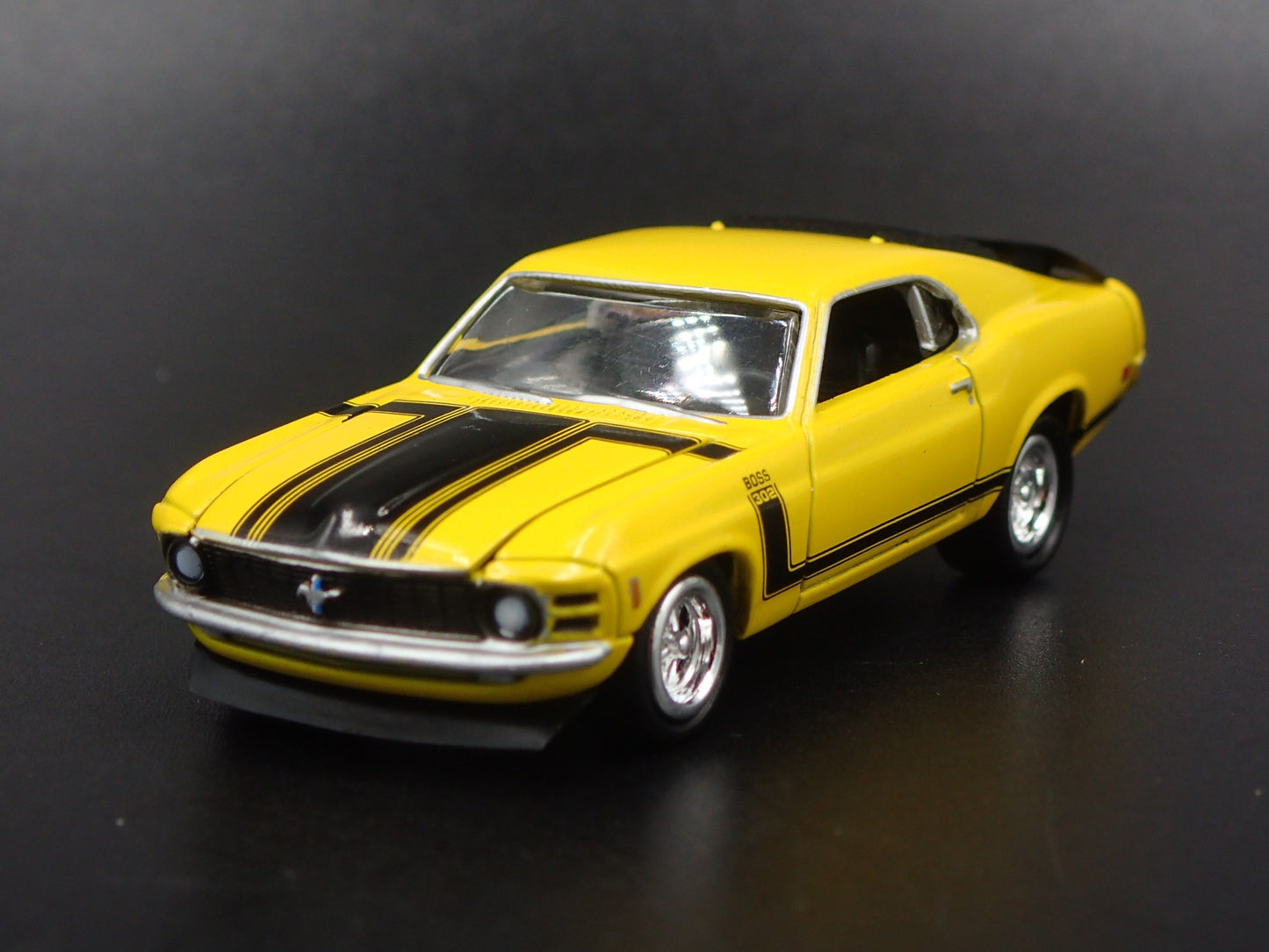 1970 70 FORD MUSTANG BOSS 302 1:64 SCALE COLLECTIBLE DIORAMA DIECAST MODEL CAR