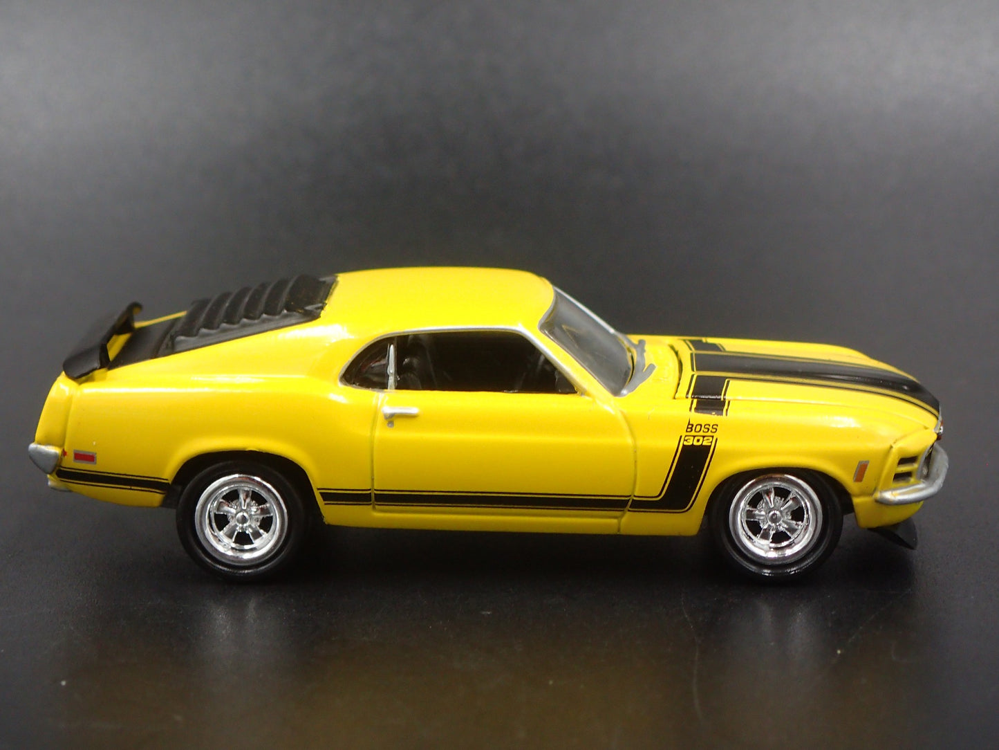 1970 70 FORD MUSTANG BOSS 302 1:64 SCALE COLLECTIBLE DIORAMA DIECAST MODEL CAR