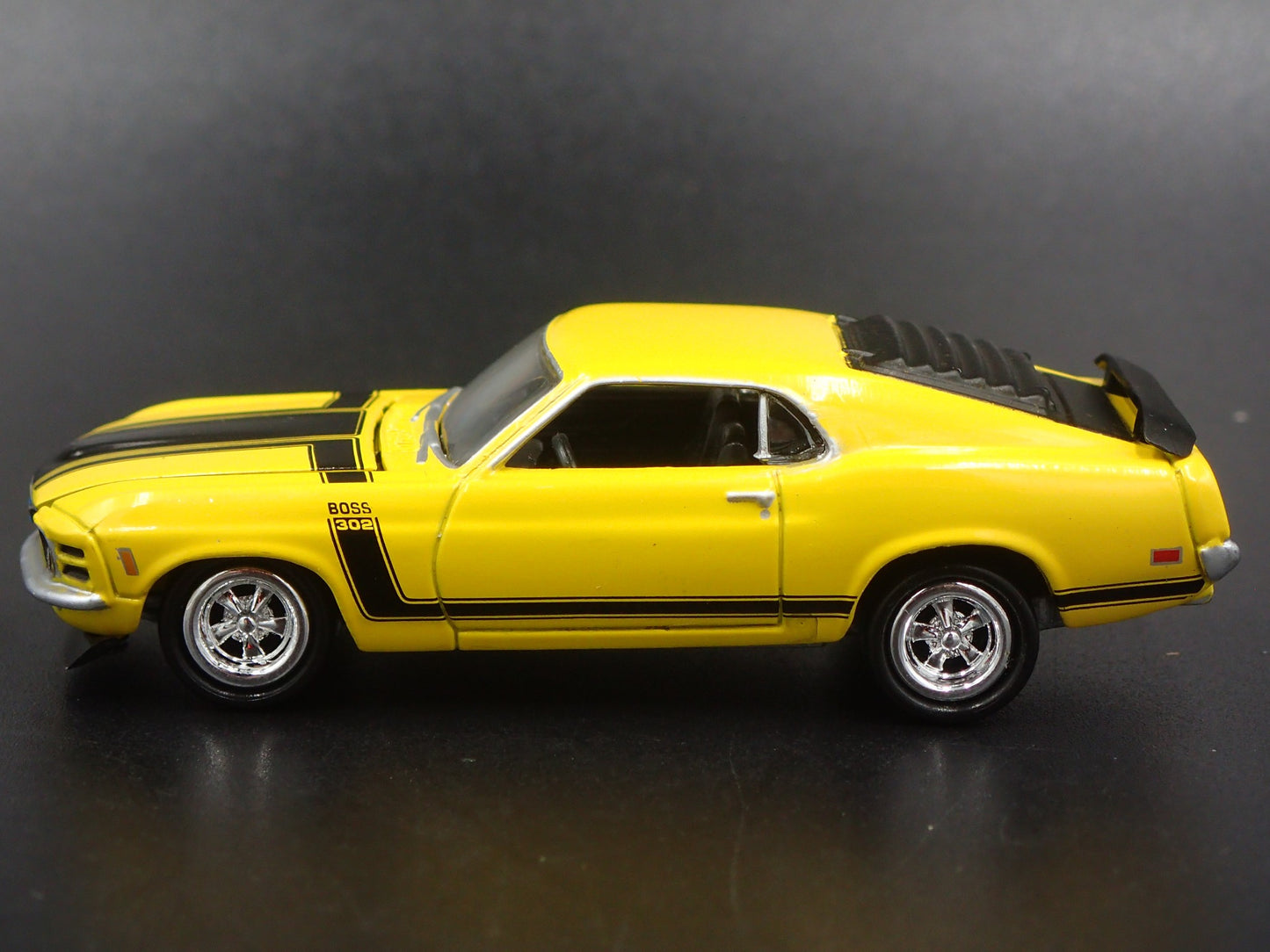 1970 70 FORD MUSTANG BOSS 302 1:64 SCALE COLLECTIBLE DIORAMA DIECAST MODEL CAR