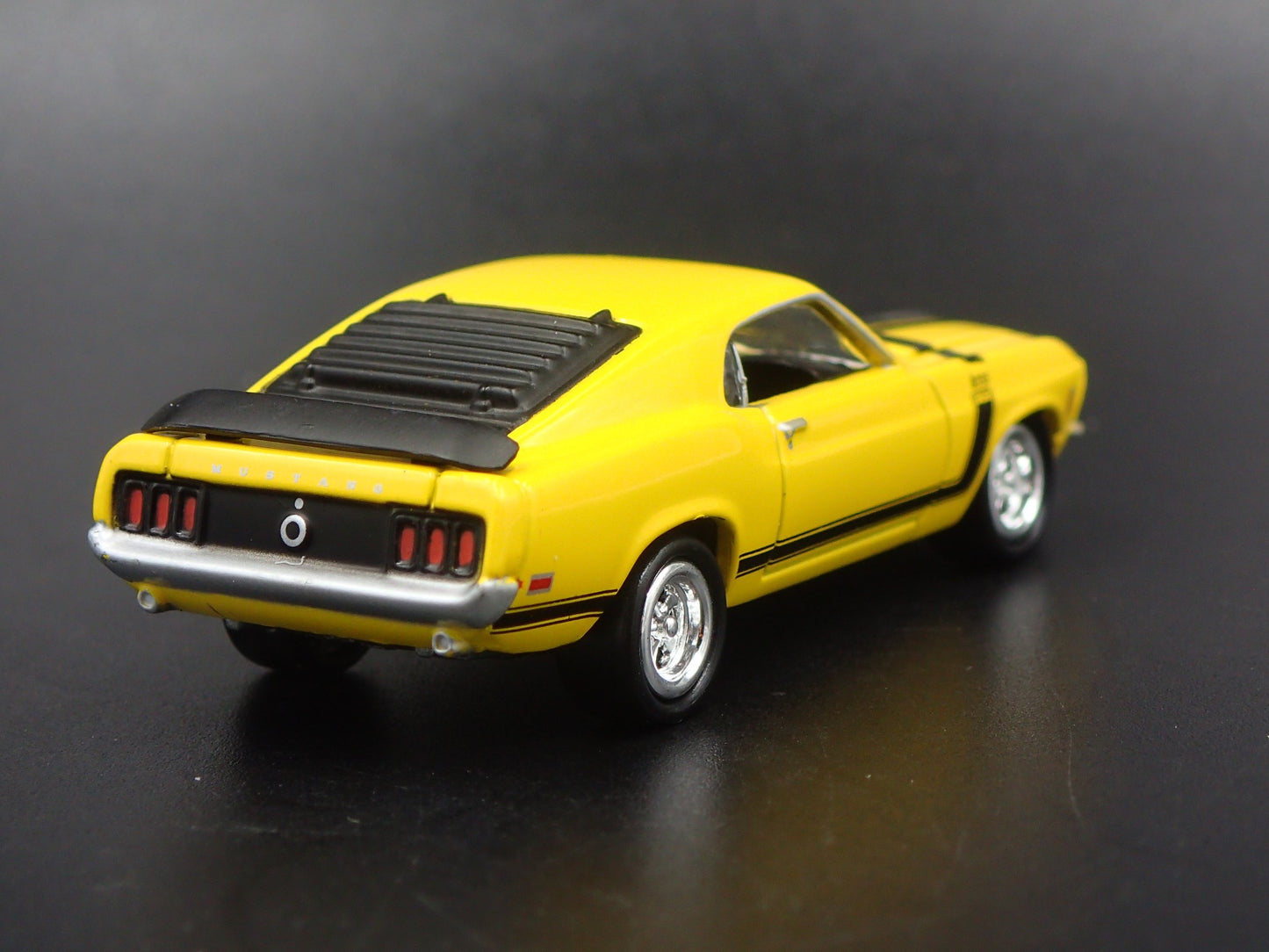 1970 70 FORD MUSTANG BOSS 302 1:64 SCALE COLLECTIBLE DIORAMA DIECAST MODEL CAR