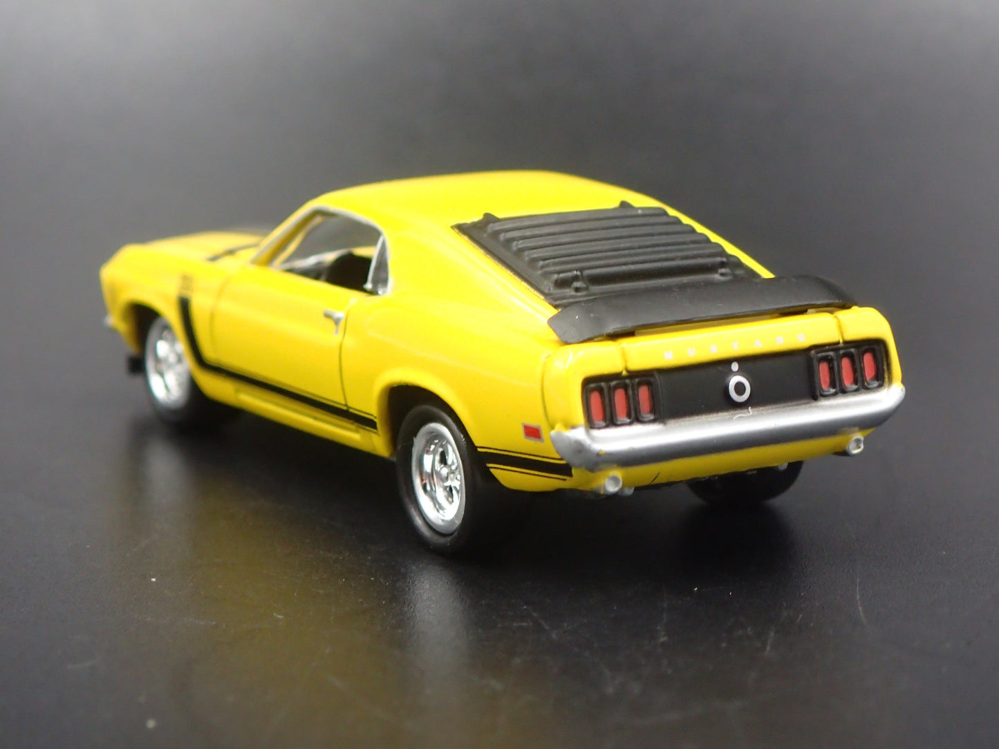 1970 70 FORD MUSTANG BOSS 302 1:64 SCALE COLLECTIBLE DIORAMA DIECAST MODEL CAR