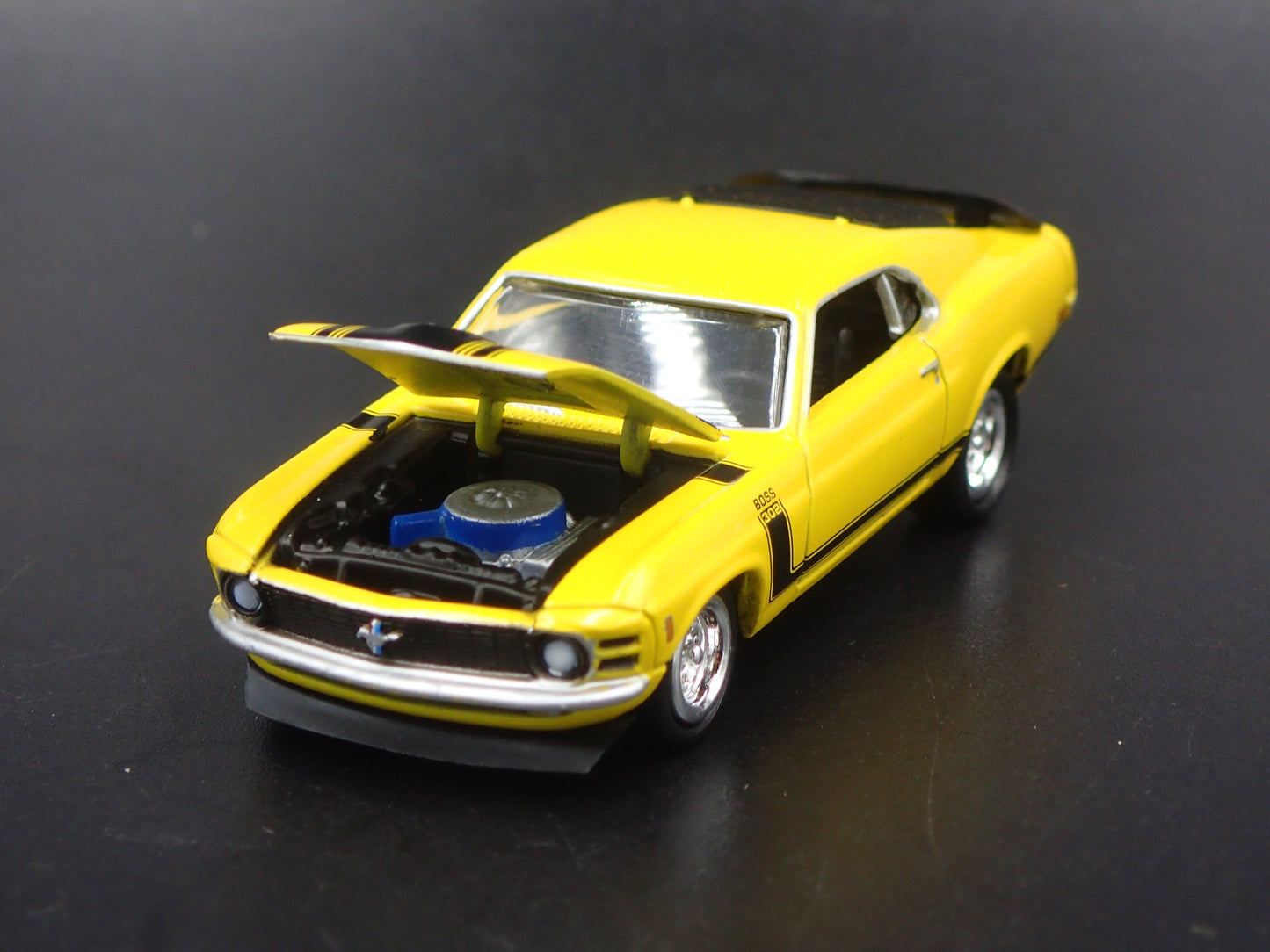 1970 70 FORD MUSTANG BOSS 302 1:64 SCALE COLLECTIBLE DIORAMA DIECAST MODEL CAR
