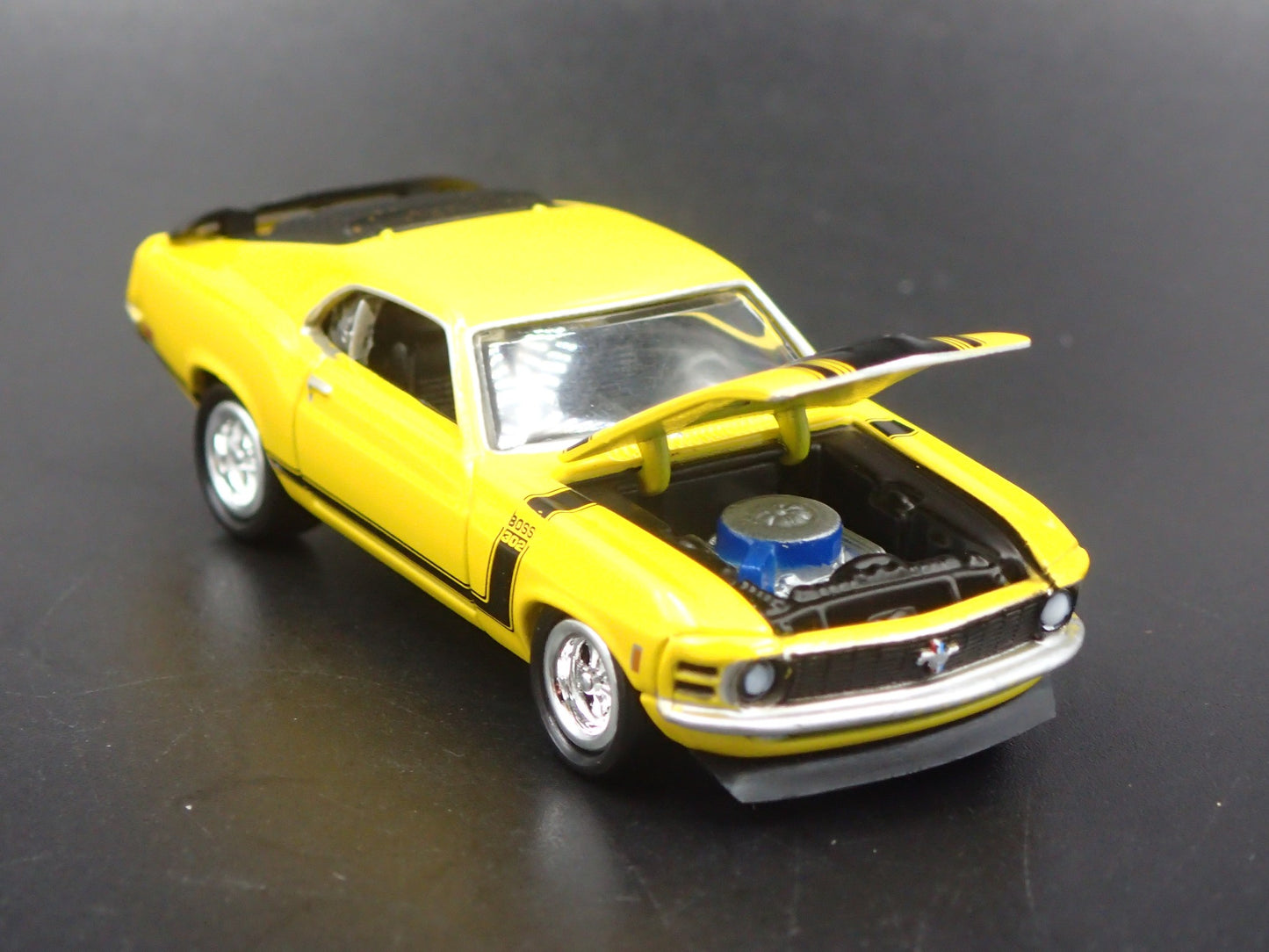 1970 70 FORD MUSTANG BOSS 302 1:64 SCALE COLLECTIBLE DIORAMA DIECAST MODEL CAR