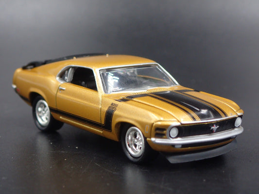 1970 70 FORD MUSTANG BOSS 302 1:64 COLLECTIBLE DIORAMA DIECAST MODEL CAR