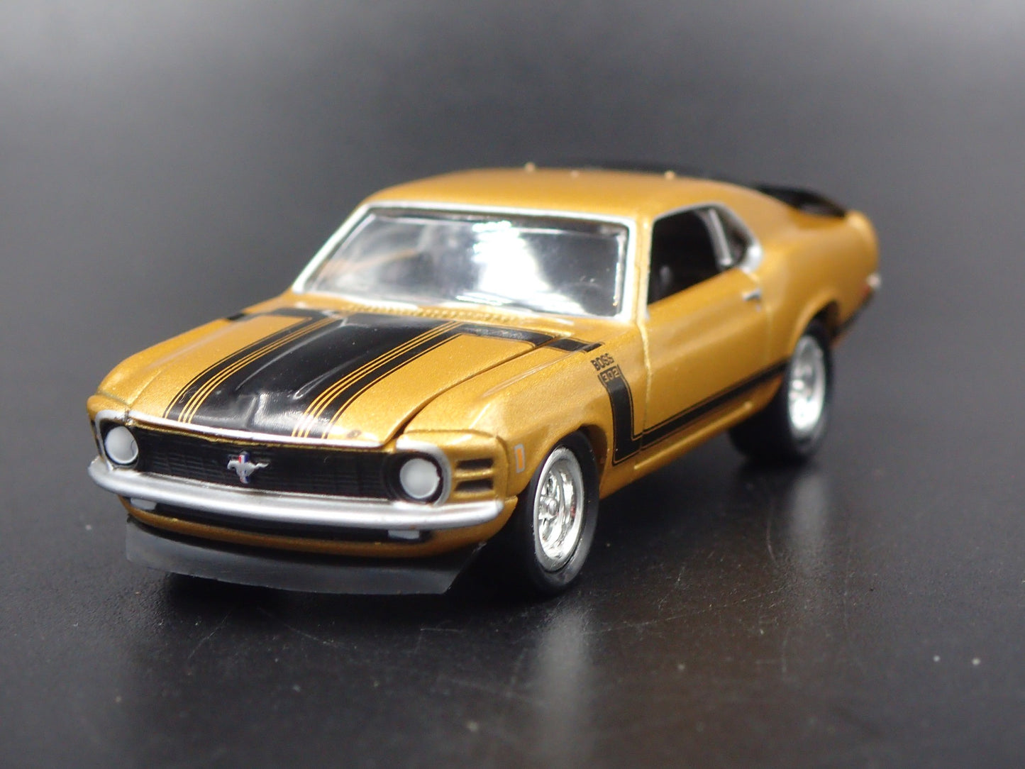 1970 70 FORD MUSTANG BOSS 302 1:64 COLLECTIBLE DIORAMA DIECAST MODEL CAR