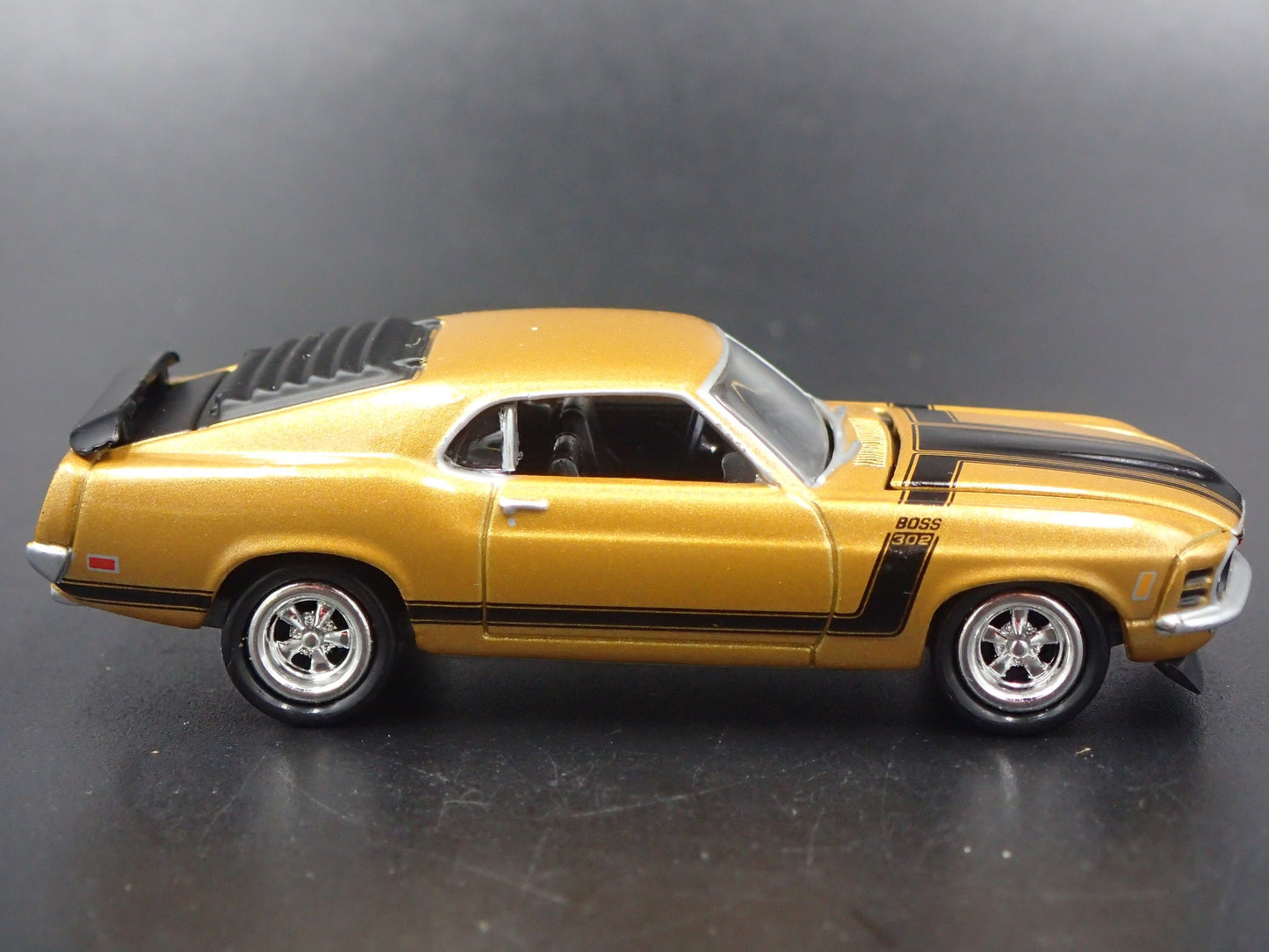 1970 70 FORD MUSTANG BOSS 302 1:64 COLLECTIBLE DIORAMA DIECAST MODEL CAR