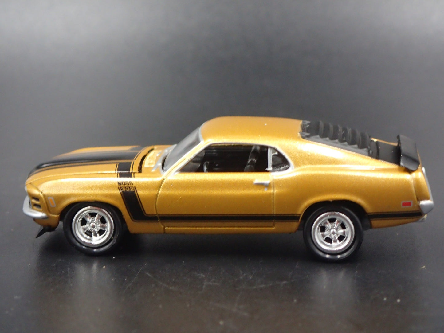 1970 70 FORD MUSTANG BOSS 302 1:64 COLLECTIBLE DIORAMA DIECAST MODEL CAR