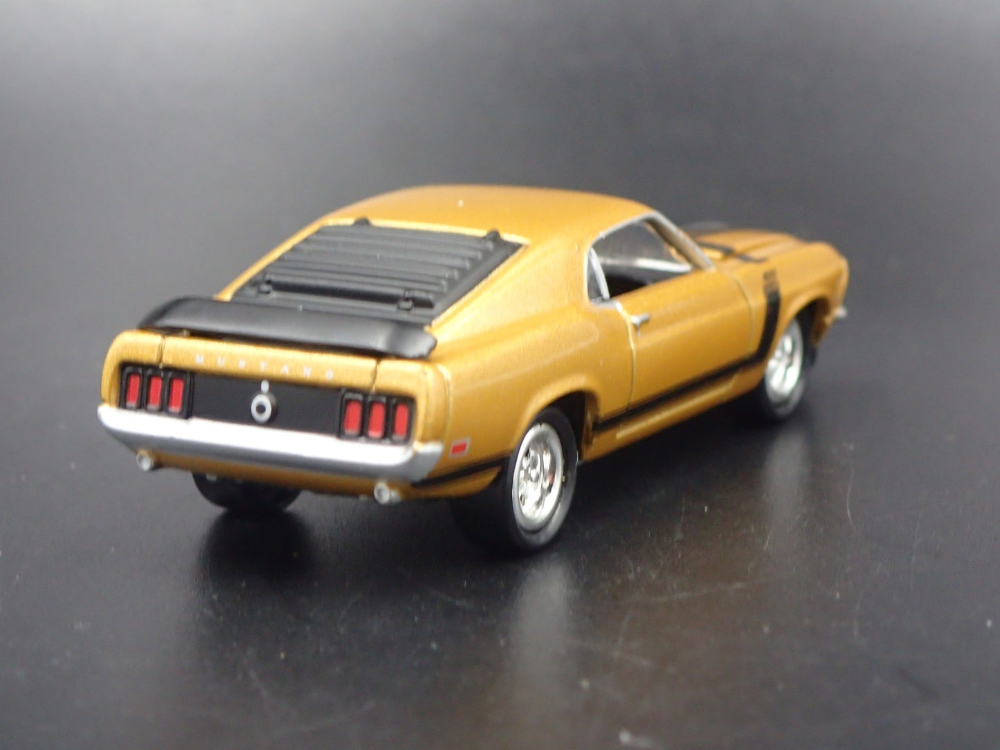 1970 70 FORD MUSTANG BOSS 302 1:64 COLLECTIBLE DIORAMA DIECAST MODEL CAR